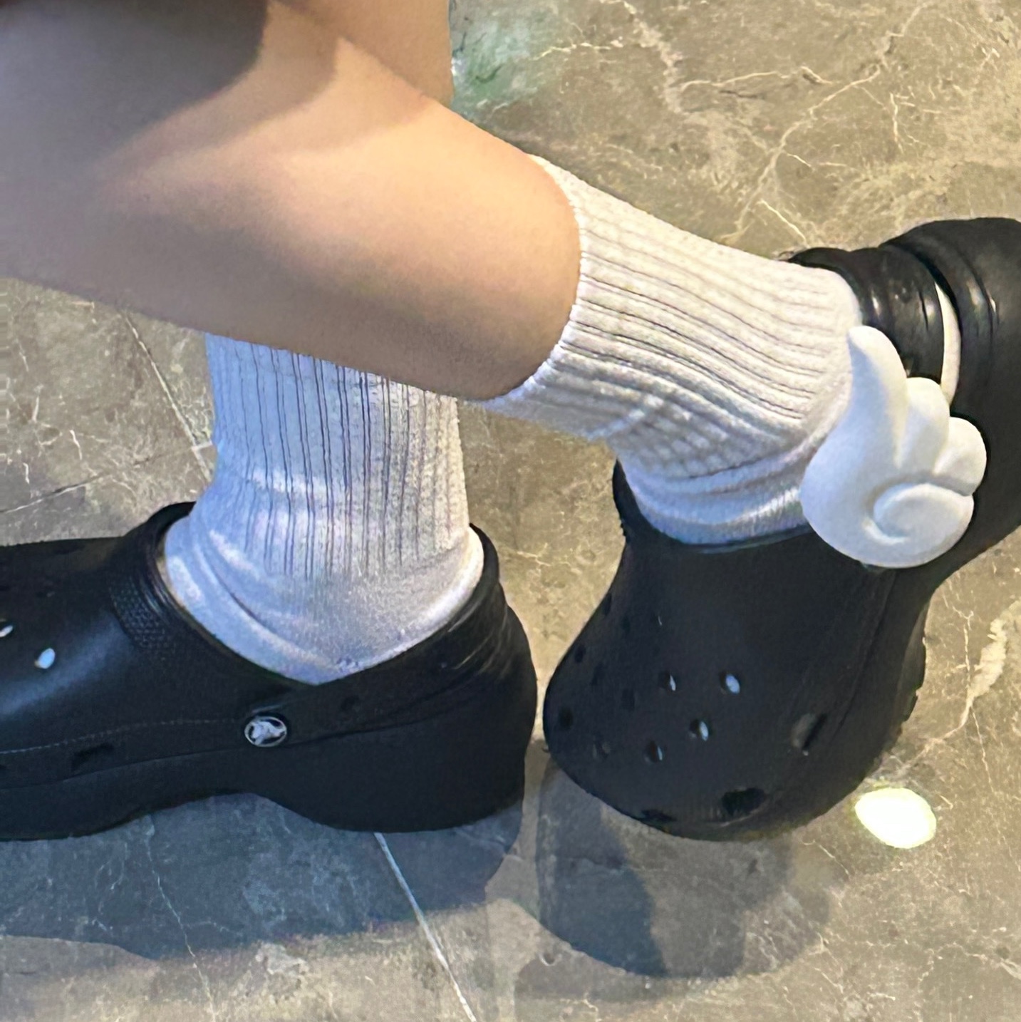 (W) Crocs Classic Platform Clog Black 착용 스타일