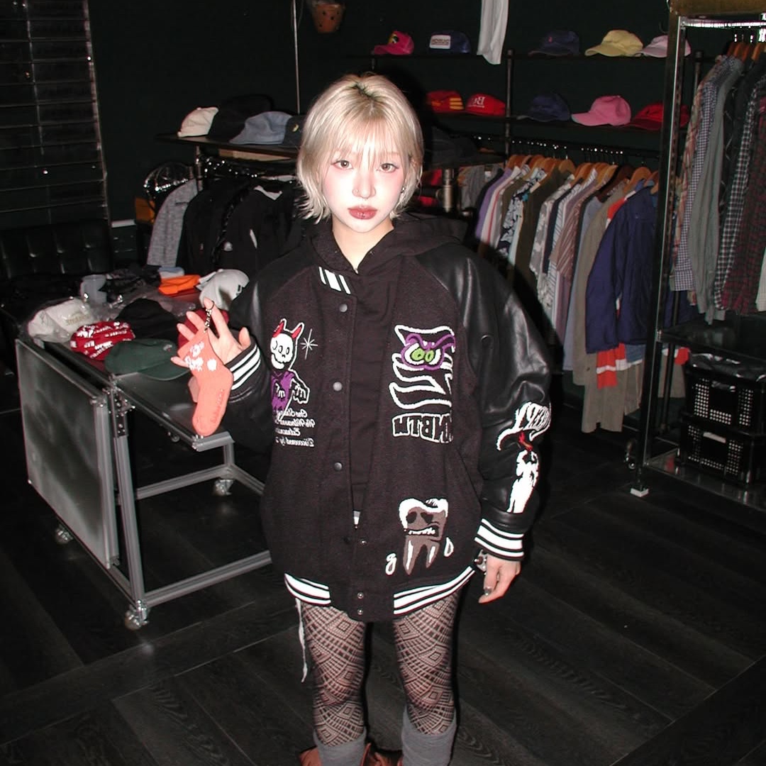 MAINBOOTH Creepy Devil Varsity Jacket Black 착용 스타일 - 2