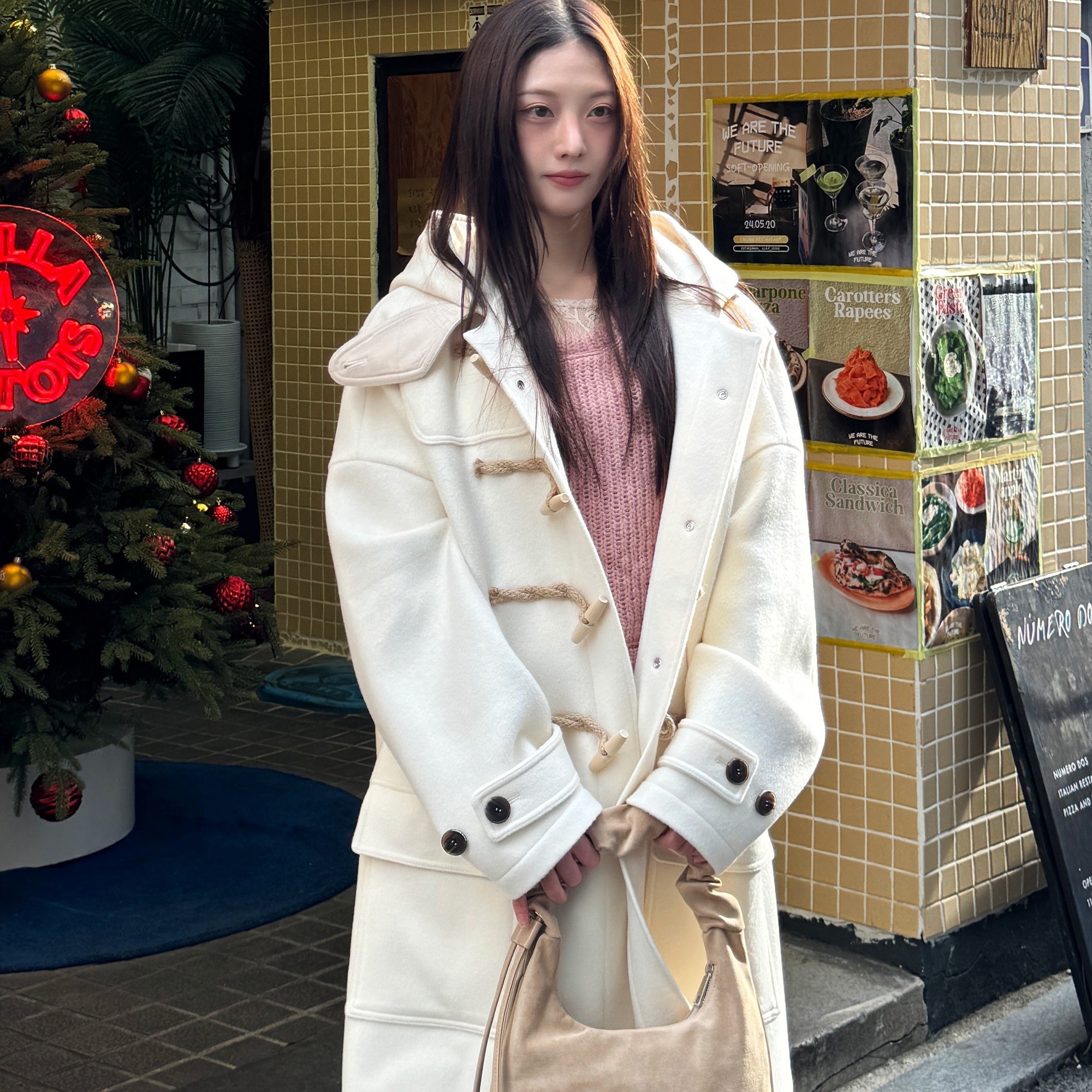MAINBOOTH Oversized Duffle Coat Ivory 착용 스타일 - 2