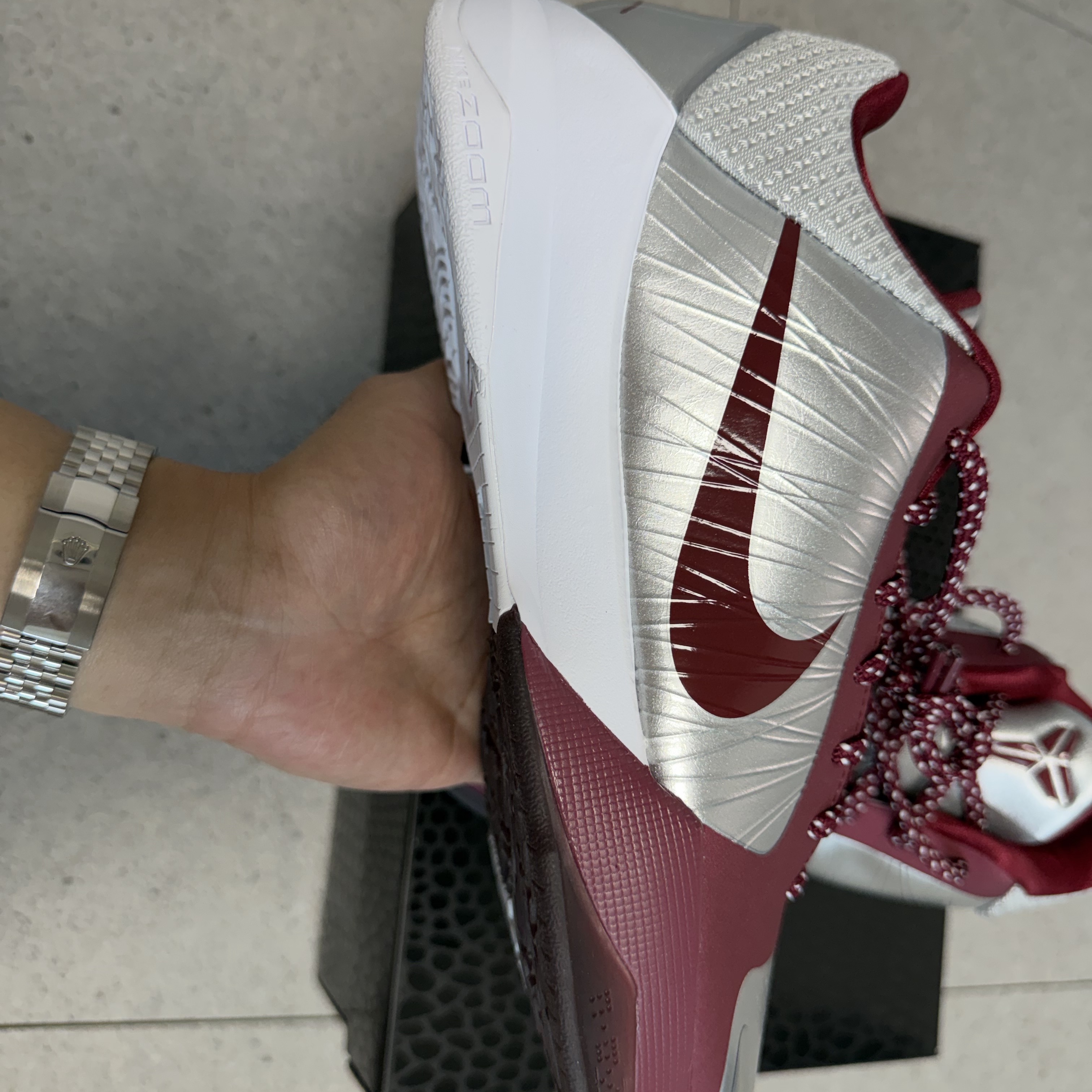 Nike Kobe 5 Protro Lower Merion Aces Away Metallic Silver Team Red 착용 스타일 - 6