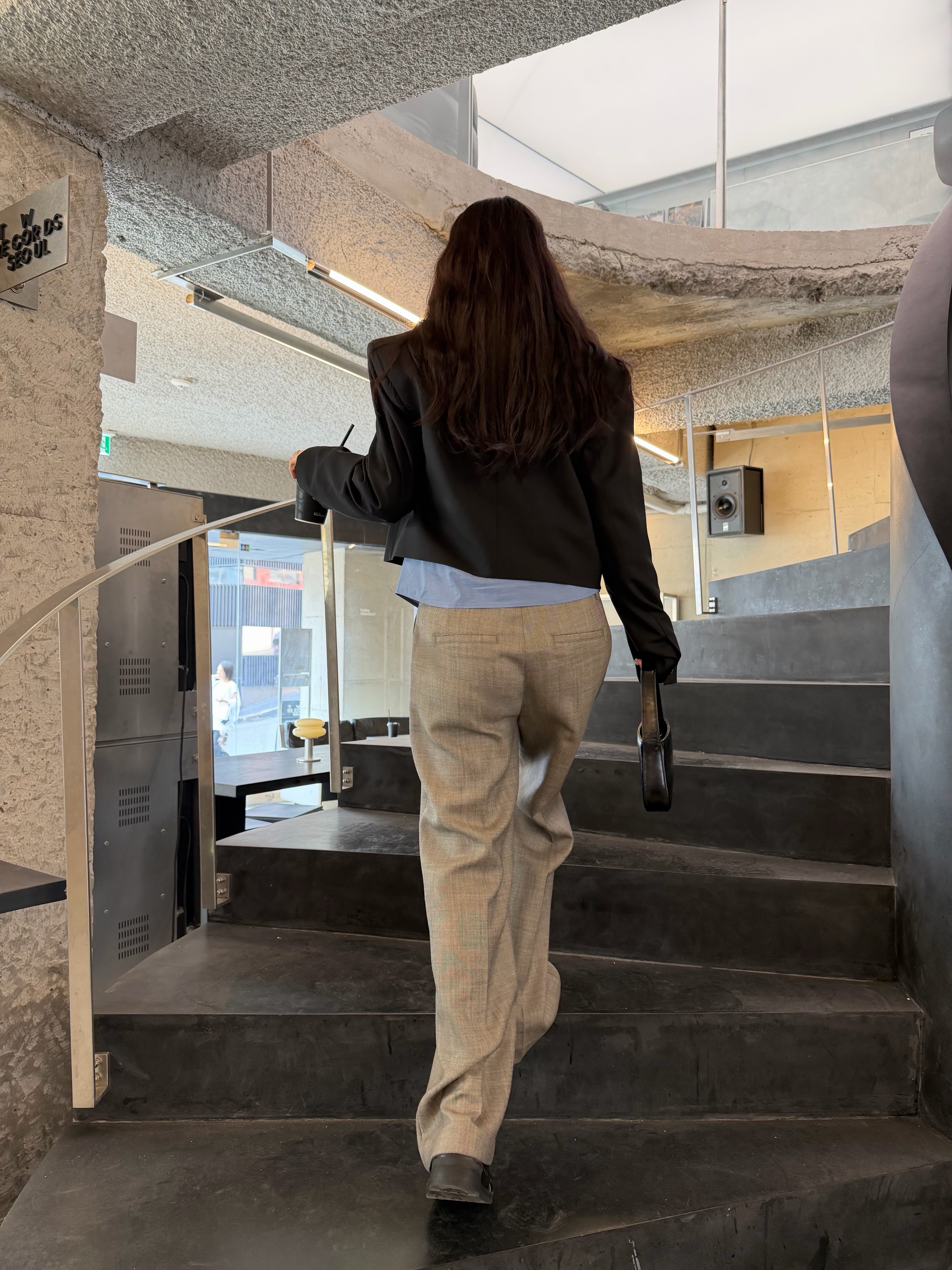 Amomento Women Wool Short Jacket Black - 26SS, Amomento Women Slim Shirt Blue - 26SS 착용 스타일 - 10