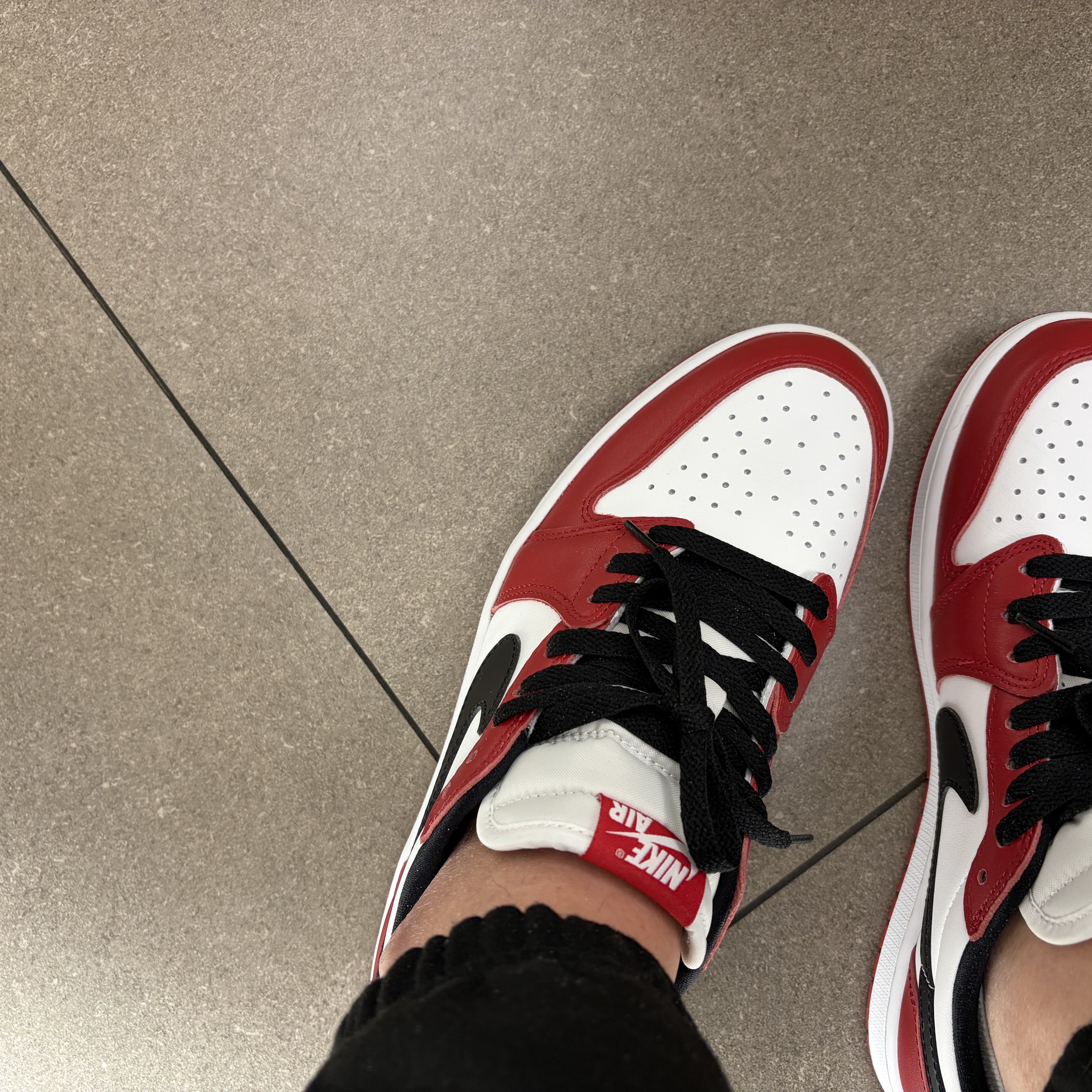 Jordan 1 Retro Low OG Chicago, Peaceminusone x 2025 MAMA Awards Peacemamaone Zip Up Hoodie Grey 착용 스타일 - 1