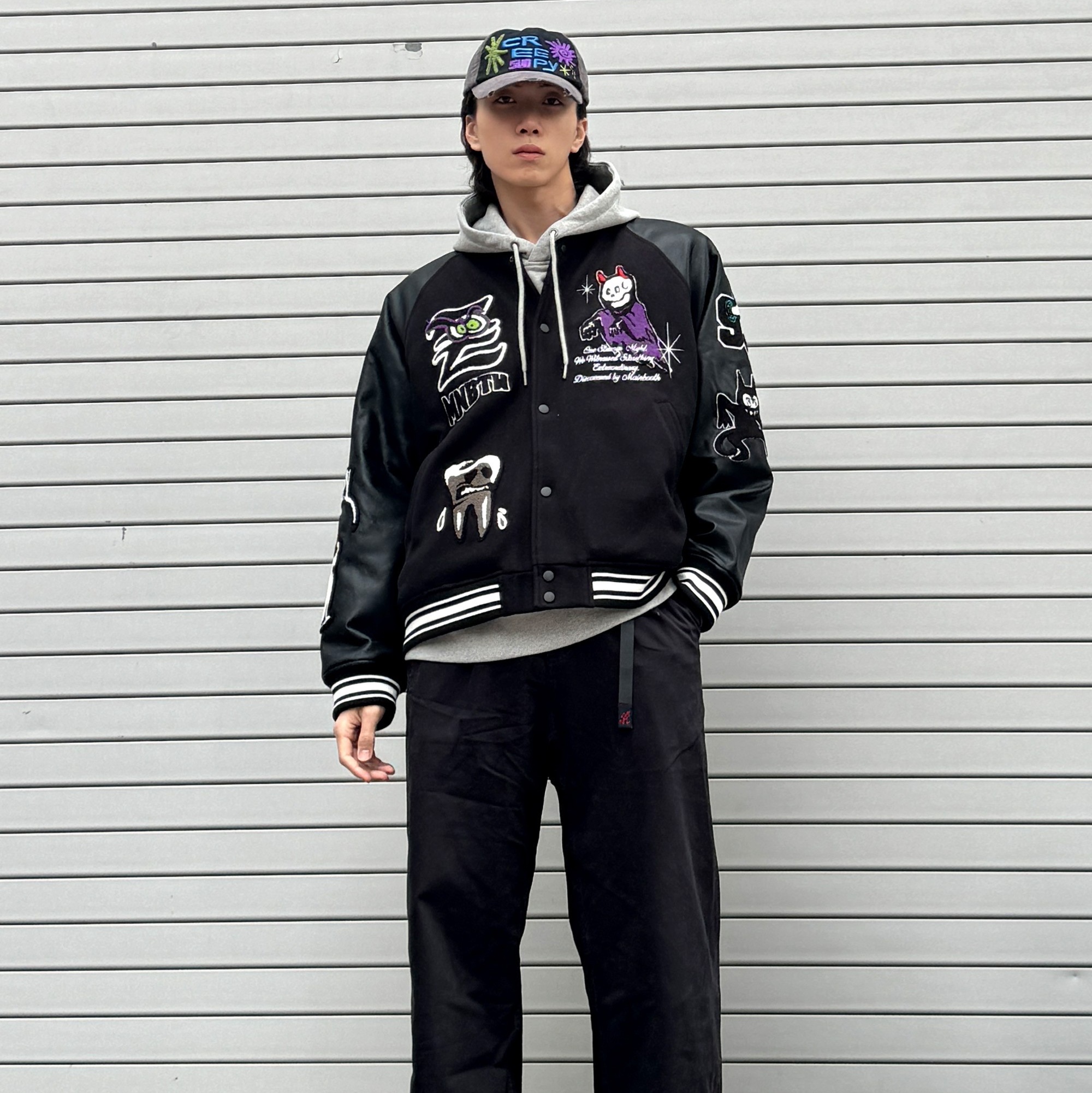 MAINBOOTH Creepy Devil Varsity Jacket Black, MAINBOOTH Creepy Sun Ball Cap Black 착용 스타일 - 9