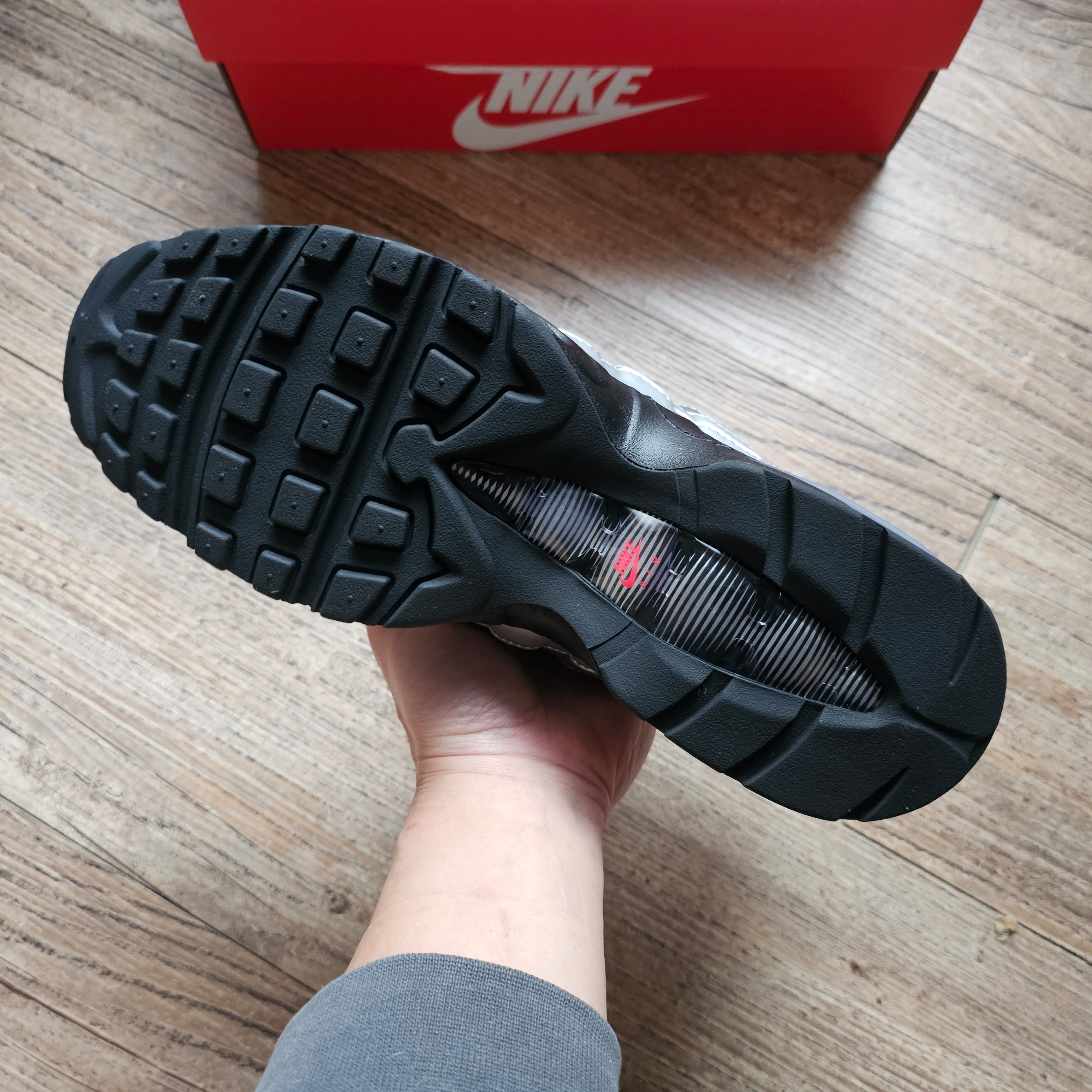 Nike Air Max 95 Big Bubble Total 90 Metallic Silver Black 착용 스타일 - 5
