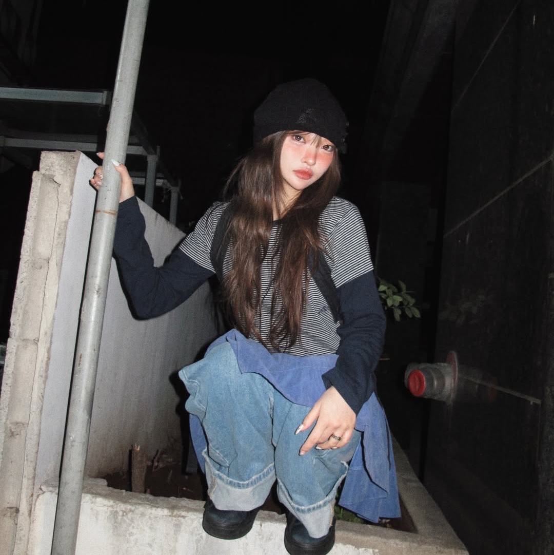 MAINBOOTH Layered Border T-shirt NAVY, MAINBOOTH Button Turban Beanie BLACK 착용 스타일 - 5
