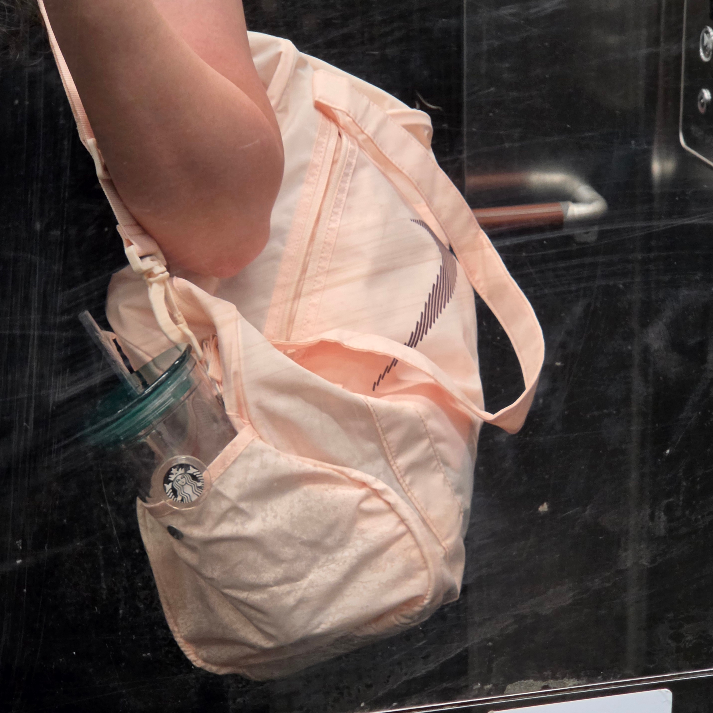 Nike Gym Club Duffle Bag 24L Guava Ice 착용 스타일