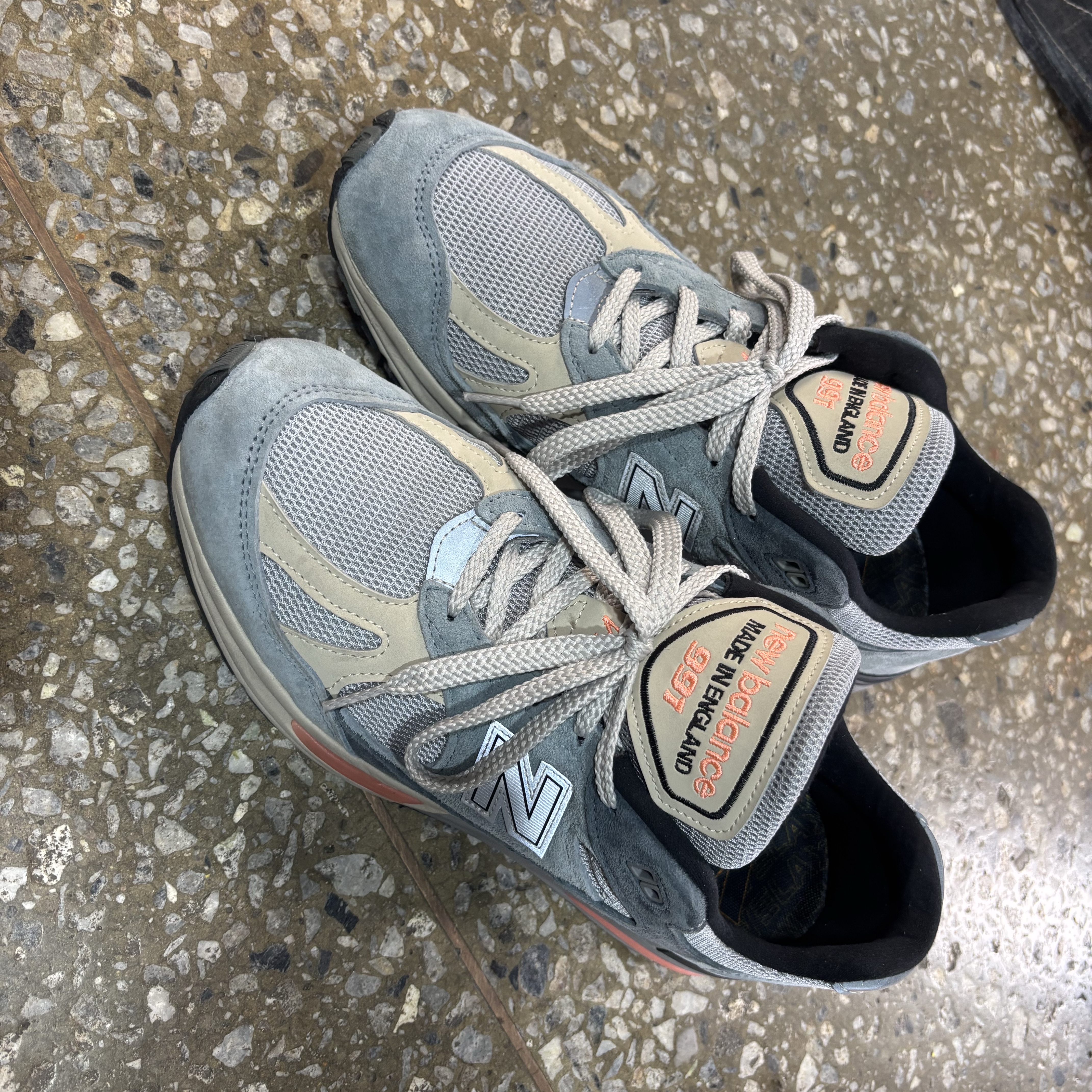 New Balance 991v2 Made in UK Blue Silver 착용 스타일 - 1