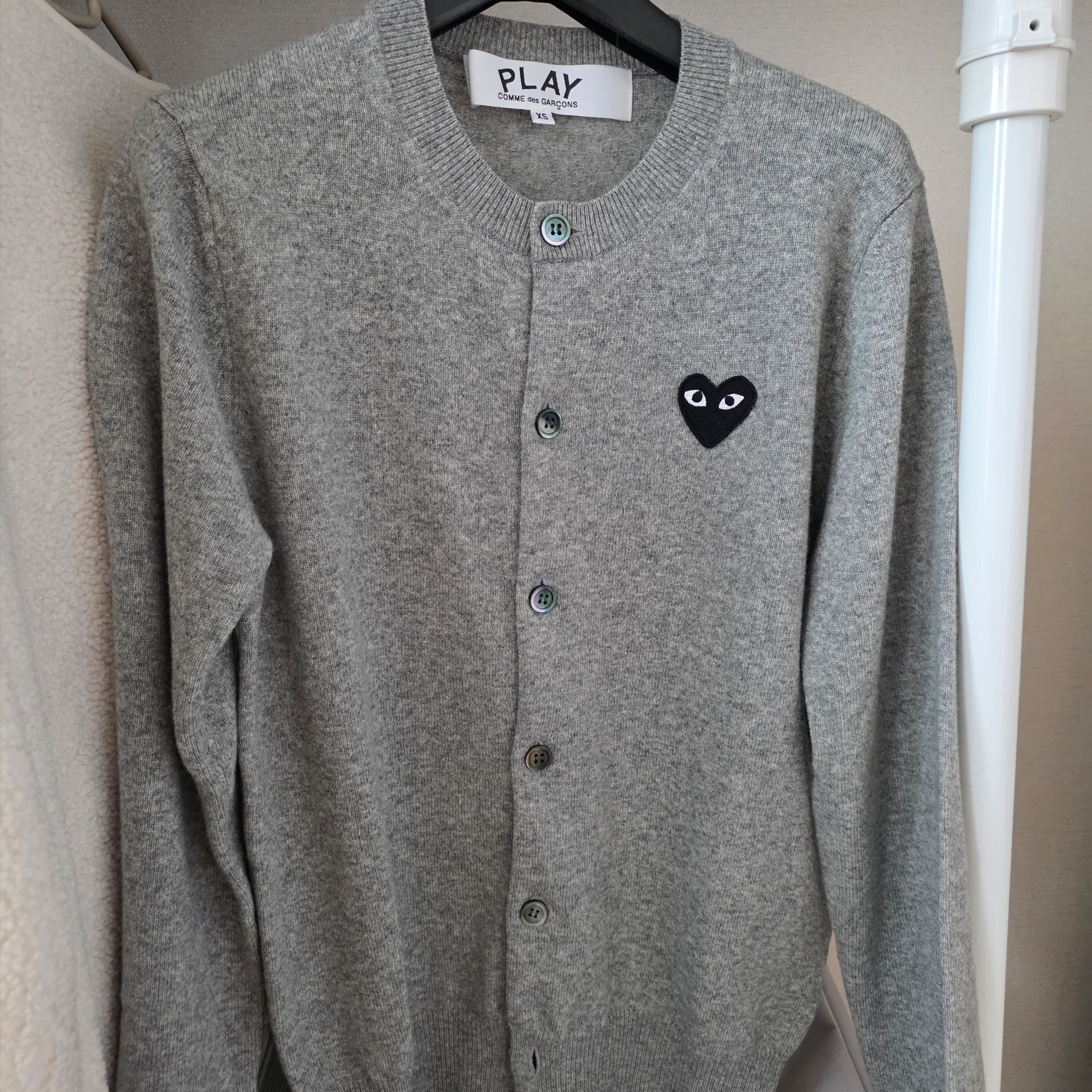 Play Comme des Garcons Black Heart Knit Cardigan Grey 착용 스타일