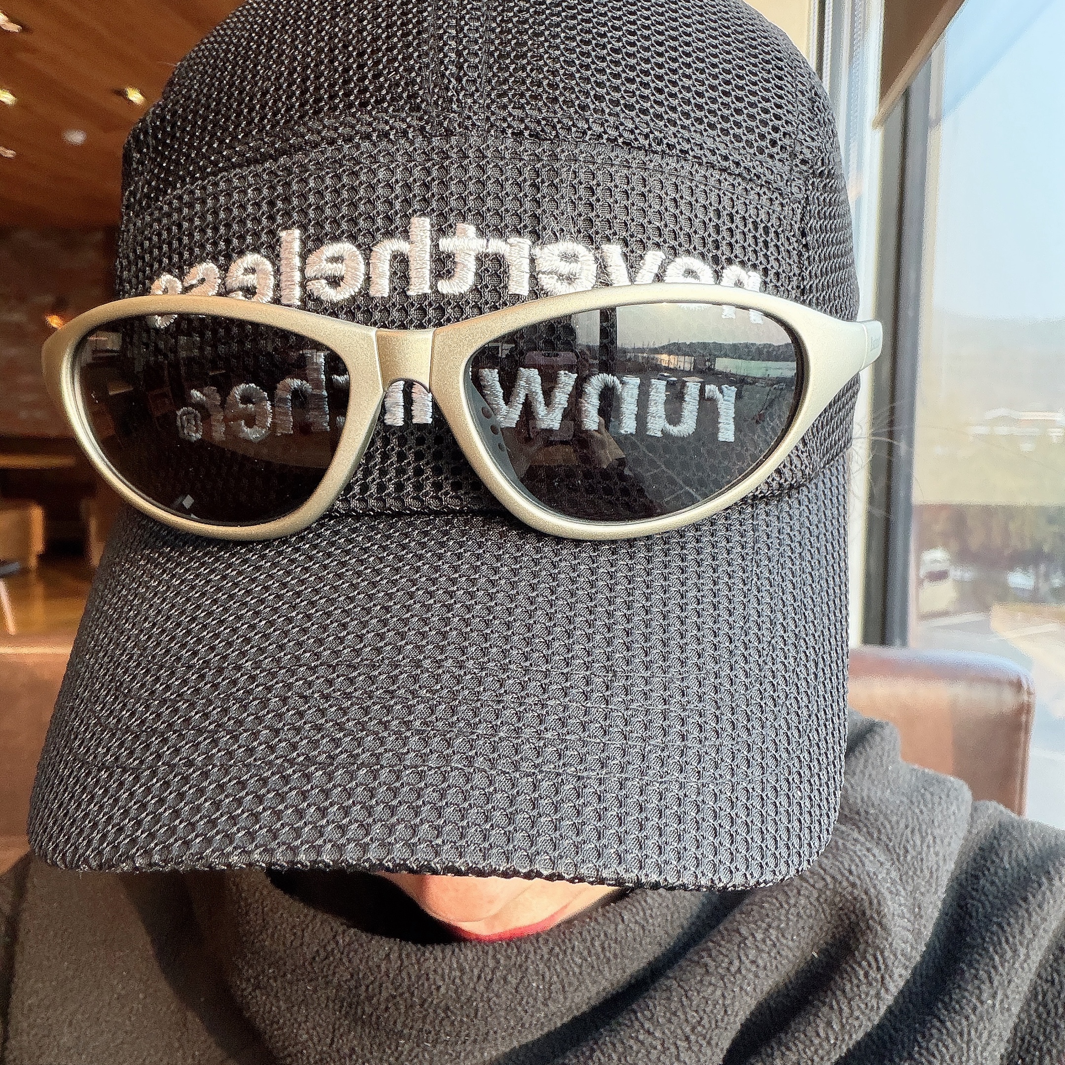 Montbell Trekking Glasses Silver Metallic Light Grey 착용 스타일
