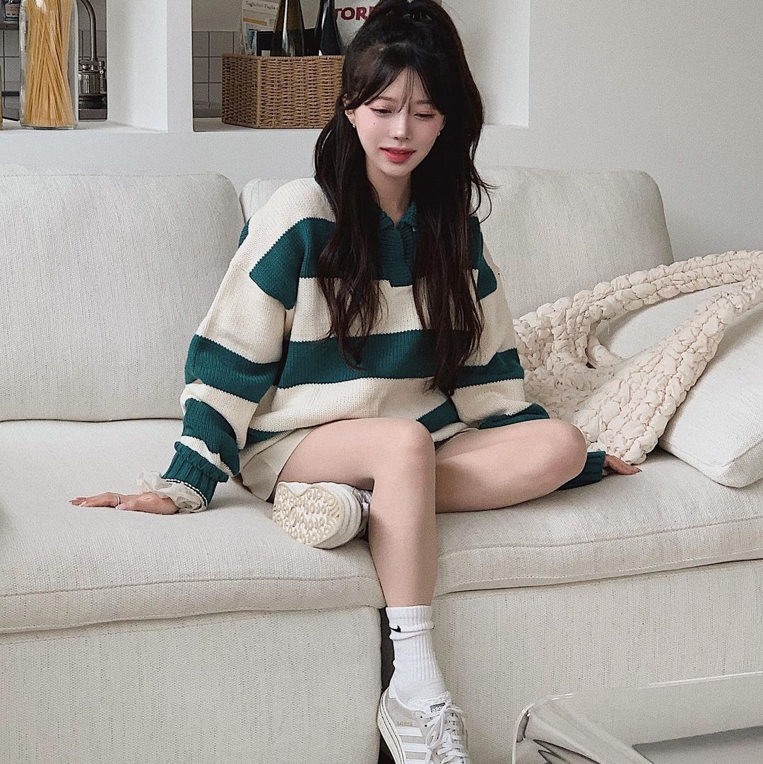 MAINBOOTH Traveler Oversized Sweater Teal Green 착용 스타일 - 6