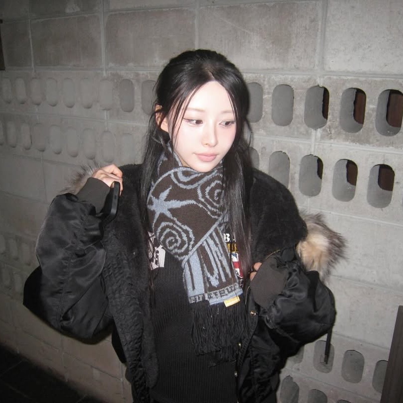 MAINBOOTH Beatles x Waffleton Henley Neck T-Shirt Black 착용 스타일 - 3