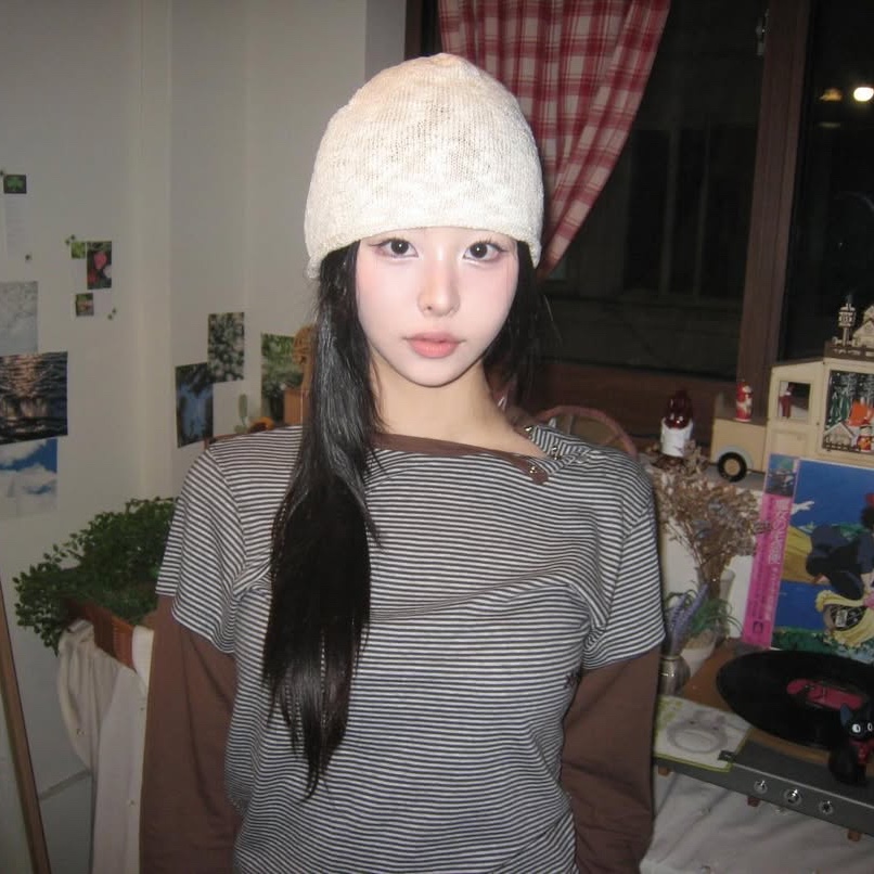 MAINBOOTH Button Turban Beanie IVORY, MAINBOOTH Layered Border T-shirt BROWN 착용 스타일 - 2