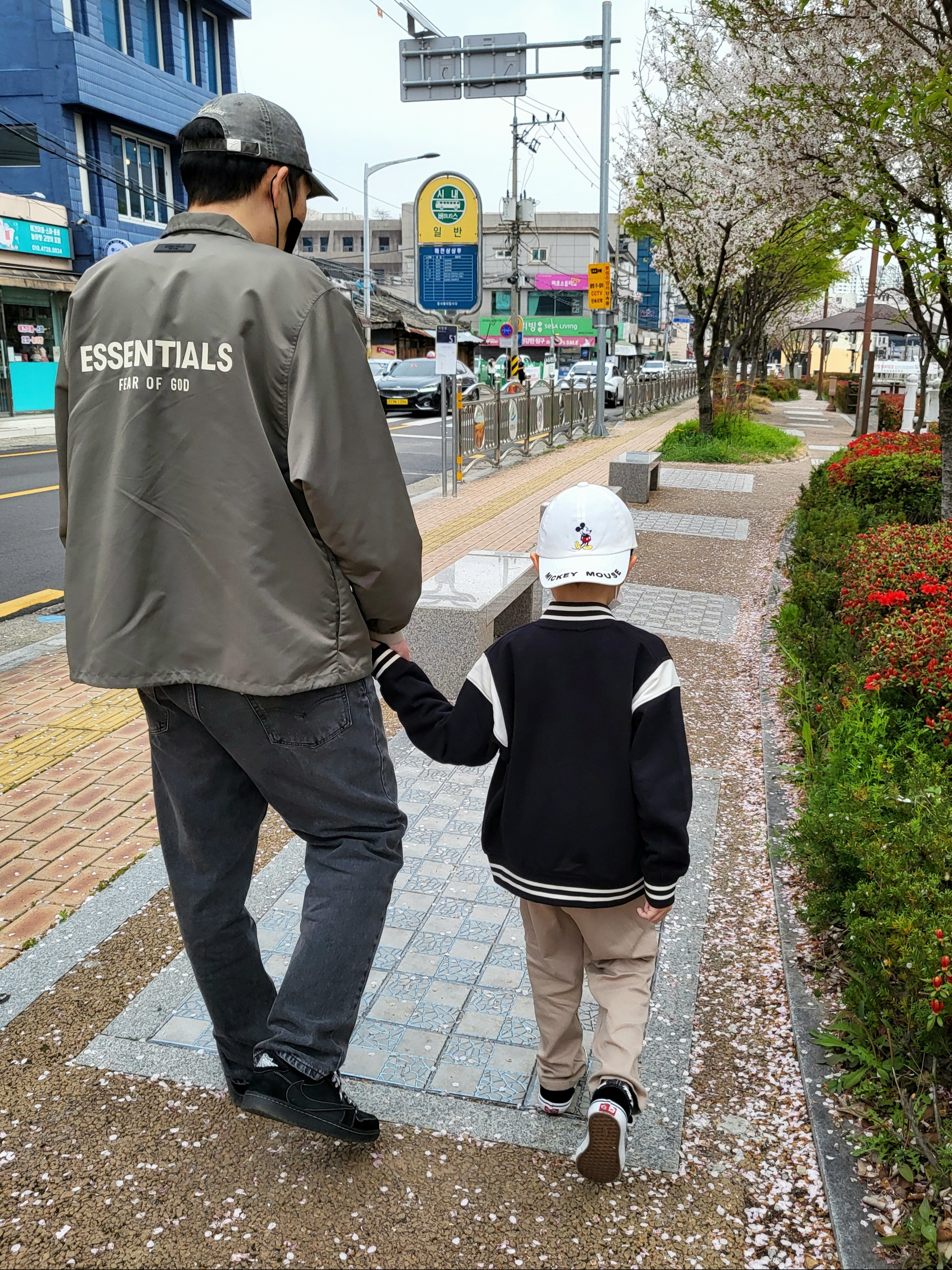 Essentials Coaches Jacket Desert Taupe - 22SS, Levi's Silvertab Loose Fit Jeans Black 착용 스타일