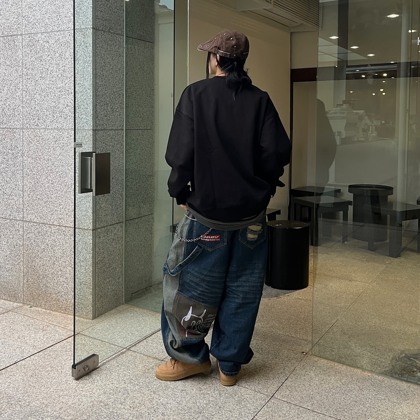 MAINBOOTH Doll House Sweatshirt Black, MAINBOOTH LAB.017 Balloon Denim Pants Indigo 착용 스타일 - 3