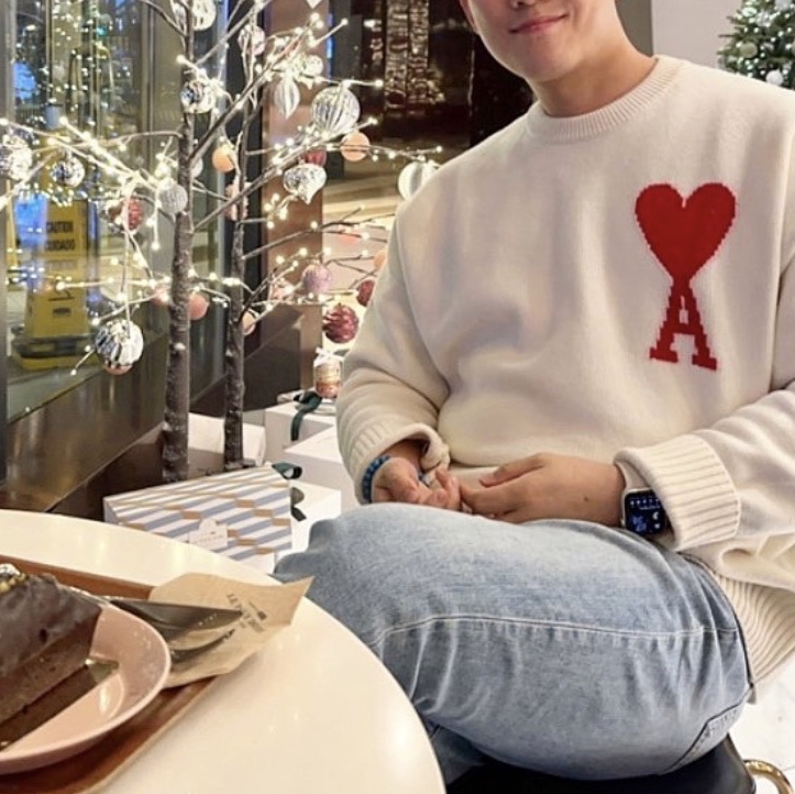 AMI de Coeur Oversize Intarsia Sweater Off White Red 착용 스타일