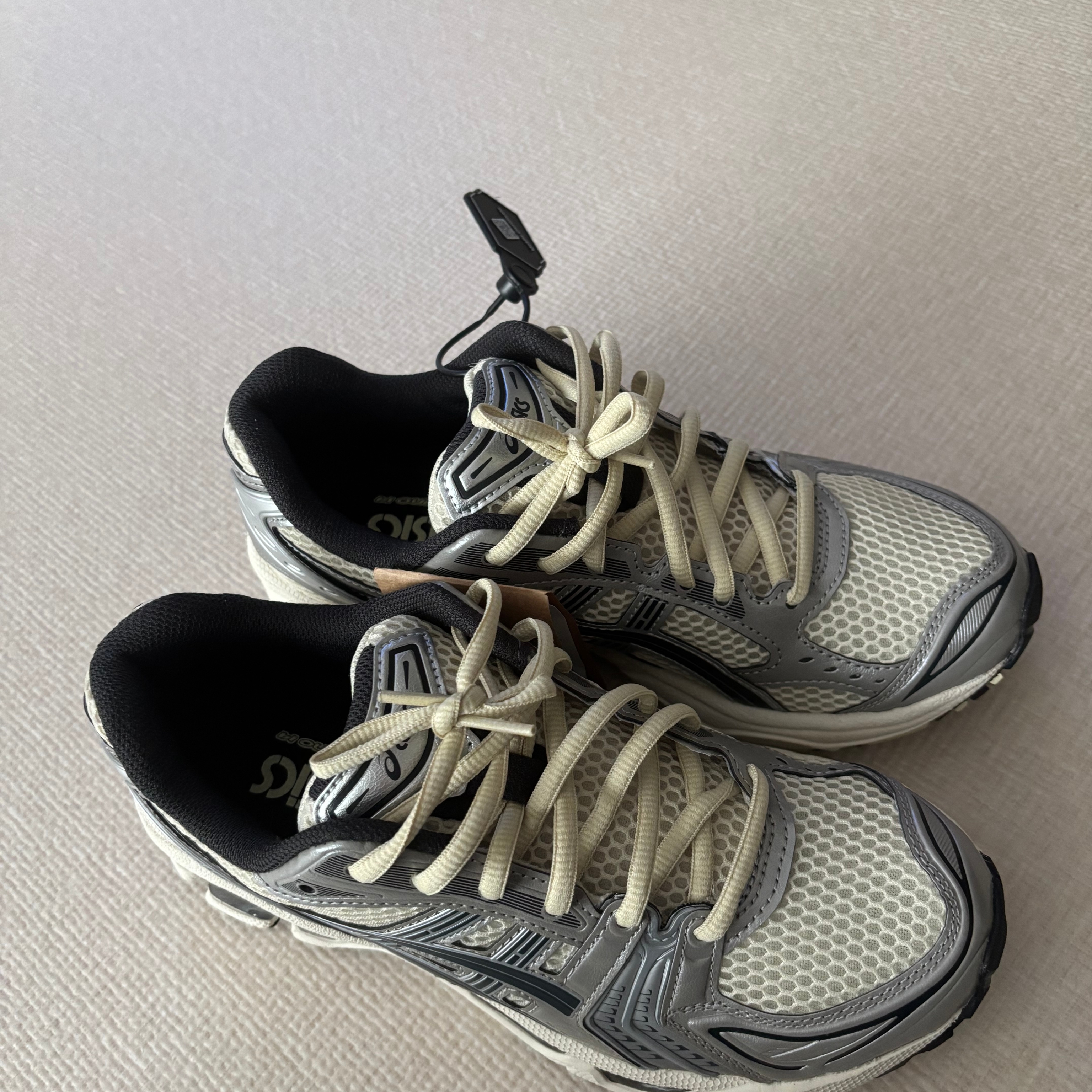 Asics Gel-Kayano 14 Oyster White Steeple Grey 착용 스타일