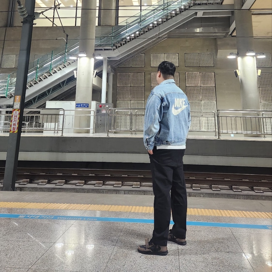 Levi's x Nike Trucker Jacket Light Blue, Jordan x Travis Scott Jumpman Jack TR Black and Dark Mocha 착용 스타일