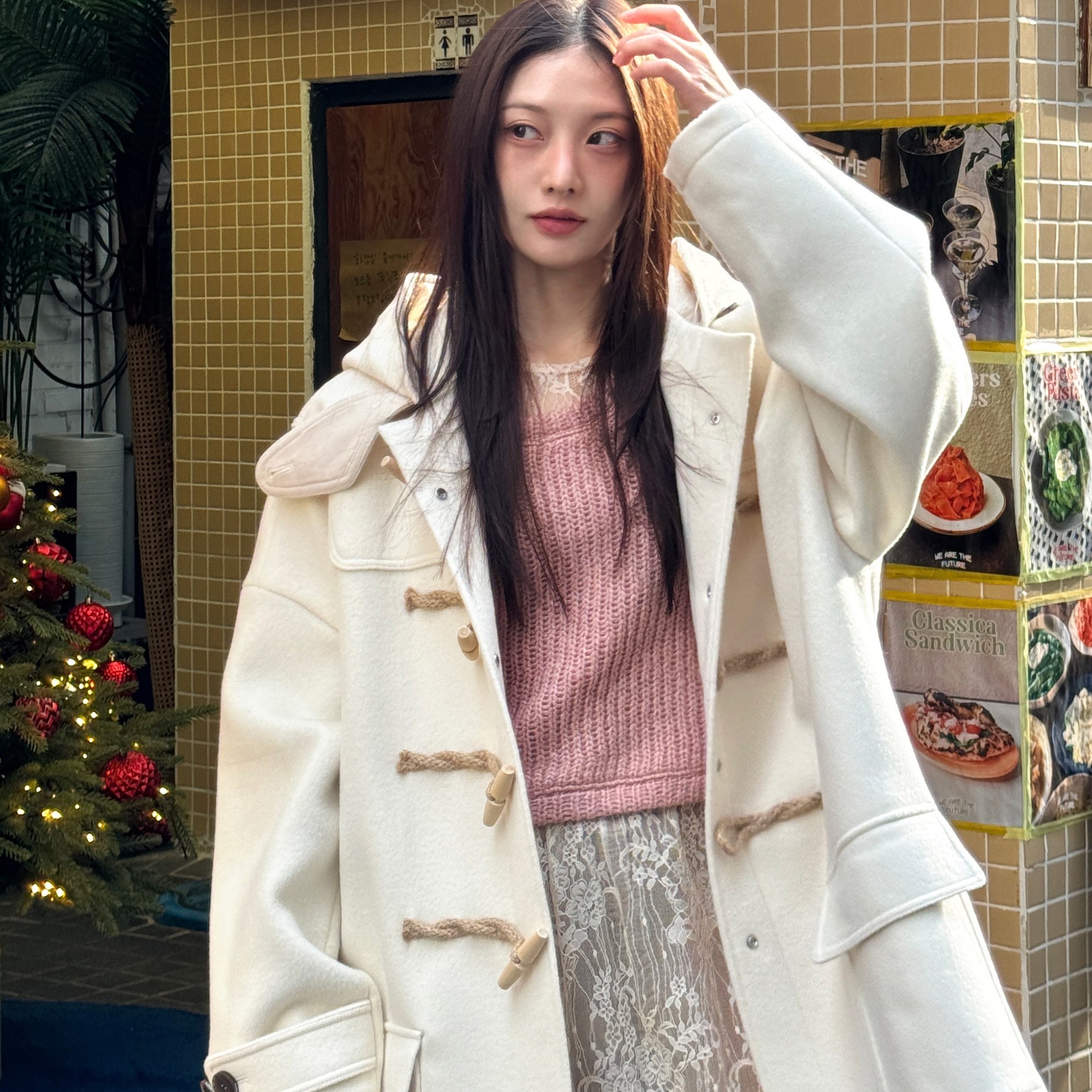 MAINBOOTH Oversized Duffle Coat Ivory 착용 스타일 - 3