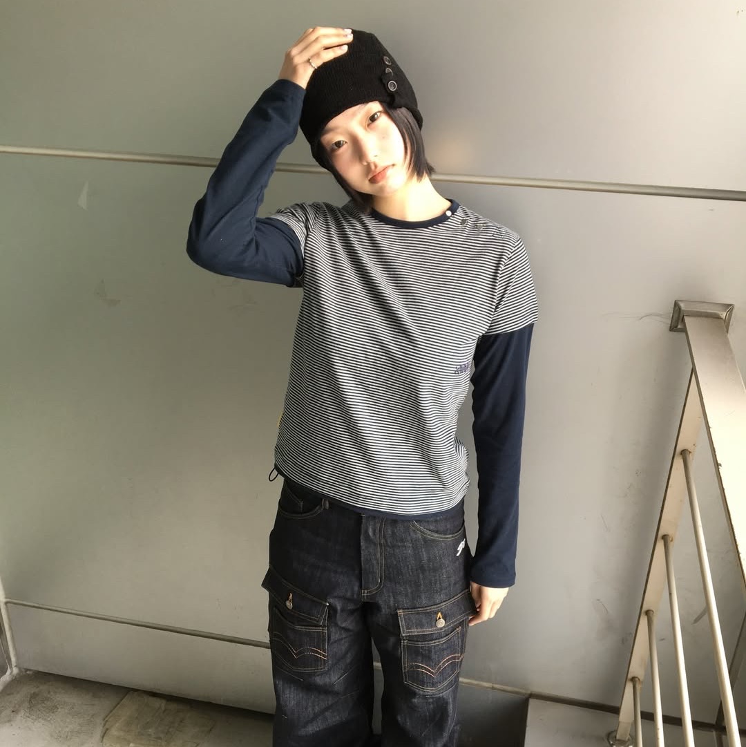 MAINBOOTH Layered Border T-shirt NAVY, MAINBOOTH Button Turban Beanie BLACK 착용 스타일 - 2