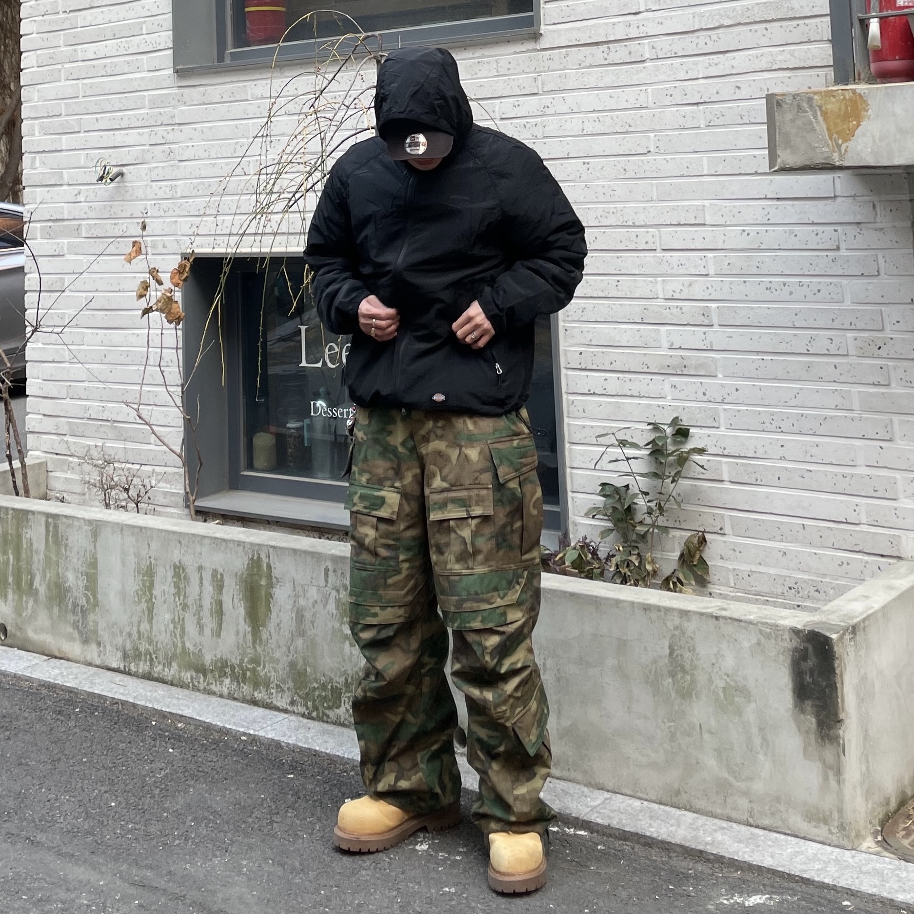 Farfromwhat Far Camo Cargo Pants Green 착용 스타일 - 1