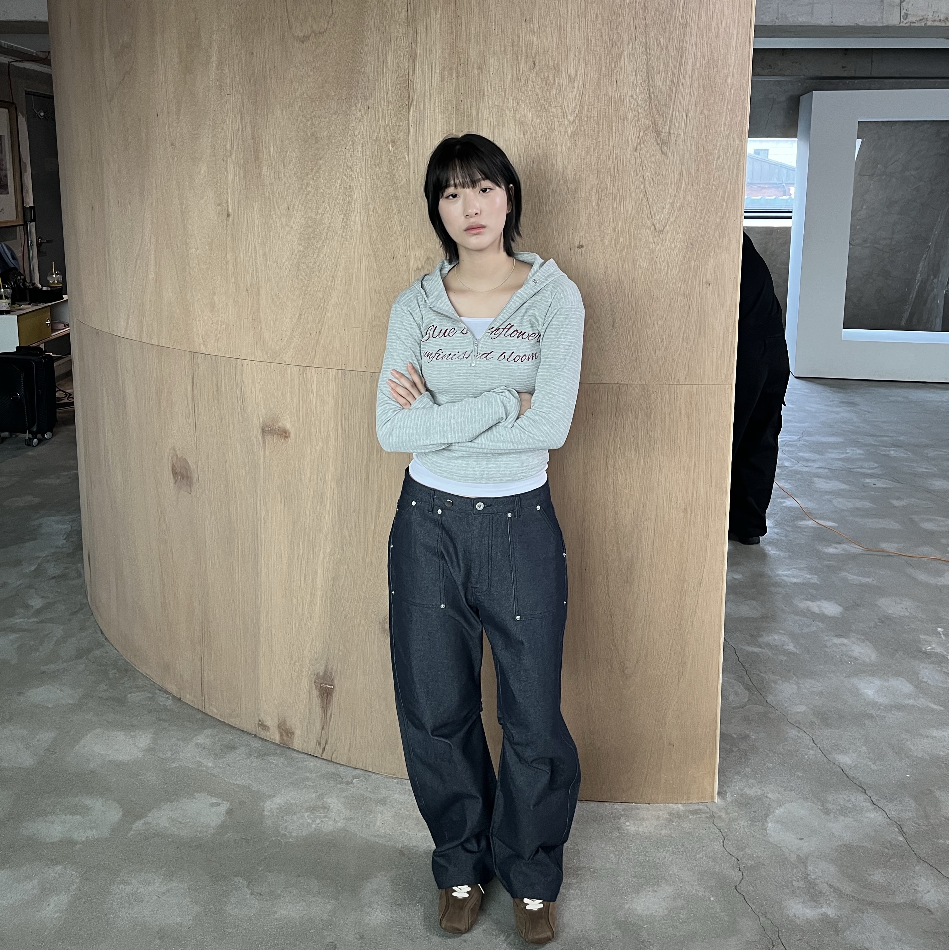 Blue Sunflower Crop Hood Half-Zip Melange Grey, Blue Sunflower Curved Denim Carpenter Pants 착용 스타일 - 2