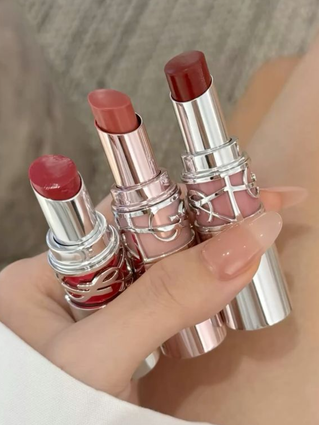 Yves Saint Laurent New Loveshine Lip Oil Gloss 44 Nude Lavalliere, Yves Saint Laurent Touche Eclat Glow Mini Cusion B10 Porcelain 착용 스타일 - 5