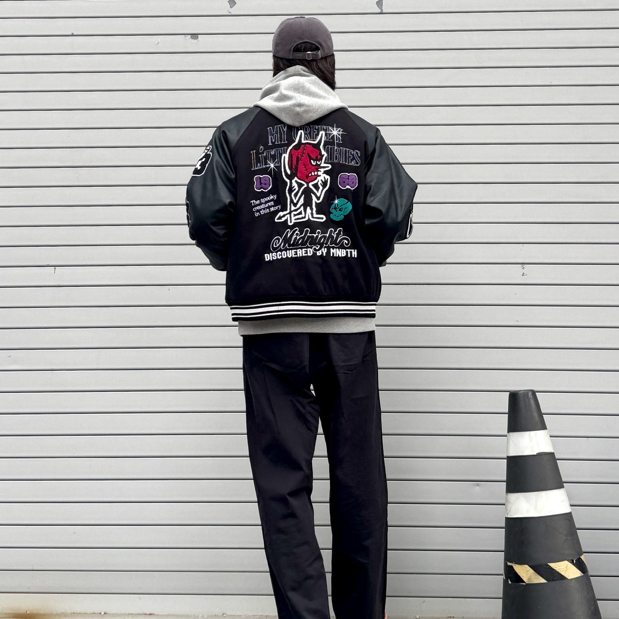 MAINBOOTH Creepy Devil Varsity Jacket Black, MAINBOOTH Creepy Sun Ball Cap Black 착용 스타일 - 7