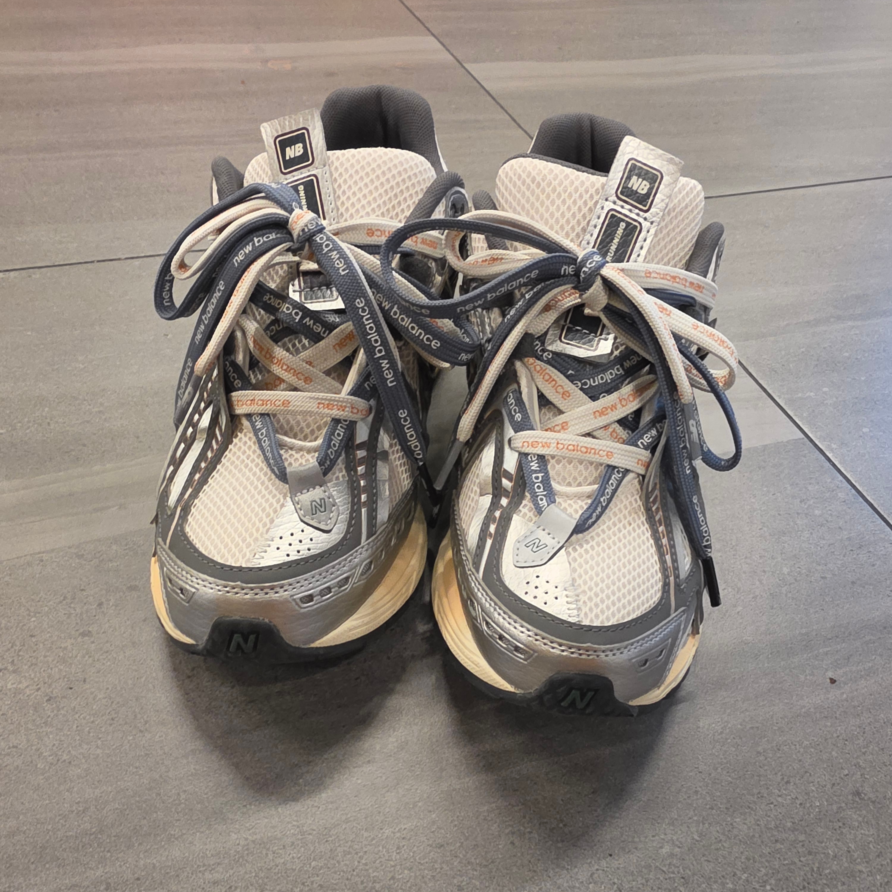 New Balance 1906A Silver Metallic Castlerock 착용 스타일 - 2