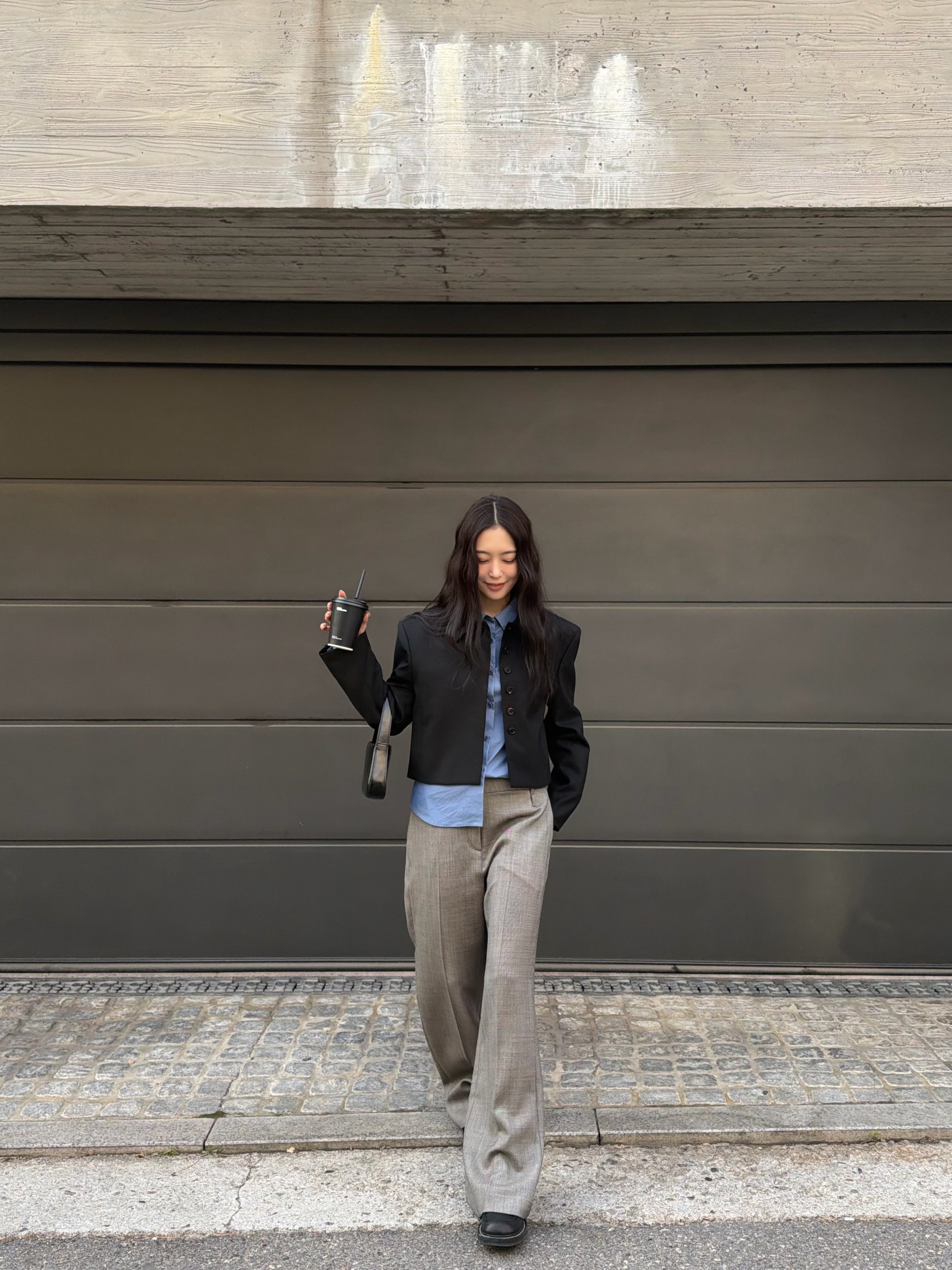 Amomento Women Wool Short Jacket Black - 26SS, Amomento Women Slim Shirt Blue - 26SS 착용 스타일 - 2