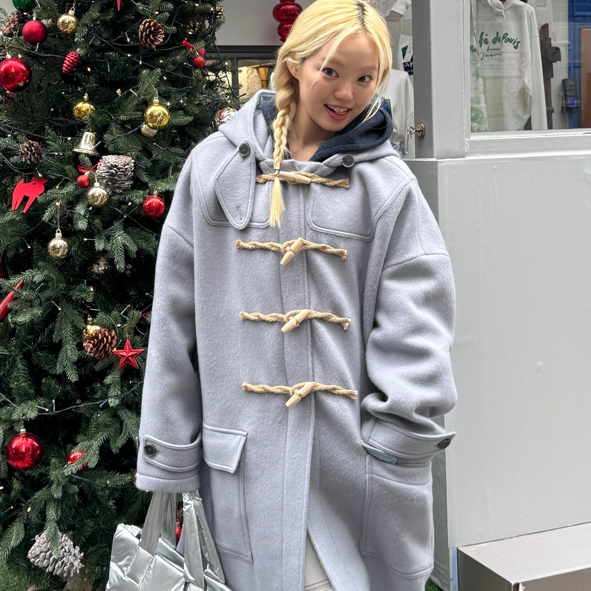 MAINBOOTH Oversized Duffle Coat Ash Blue 착용 스타일 - 7