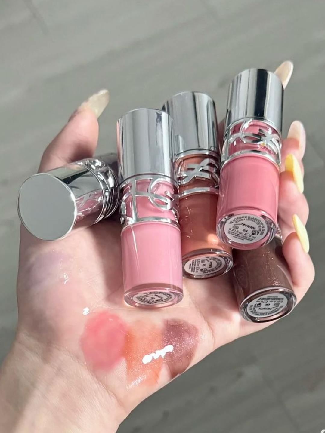 Yves Saint Laurent New Loveshine Lip Oil Gloss 44 Nude Lavalliere, Yves Saint Laurent Touche Eclat Glow Mini Cusion B10 Porcelain 착용 스타일 - 3