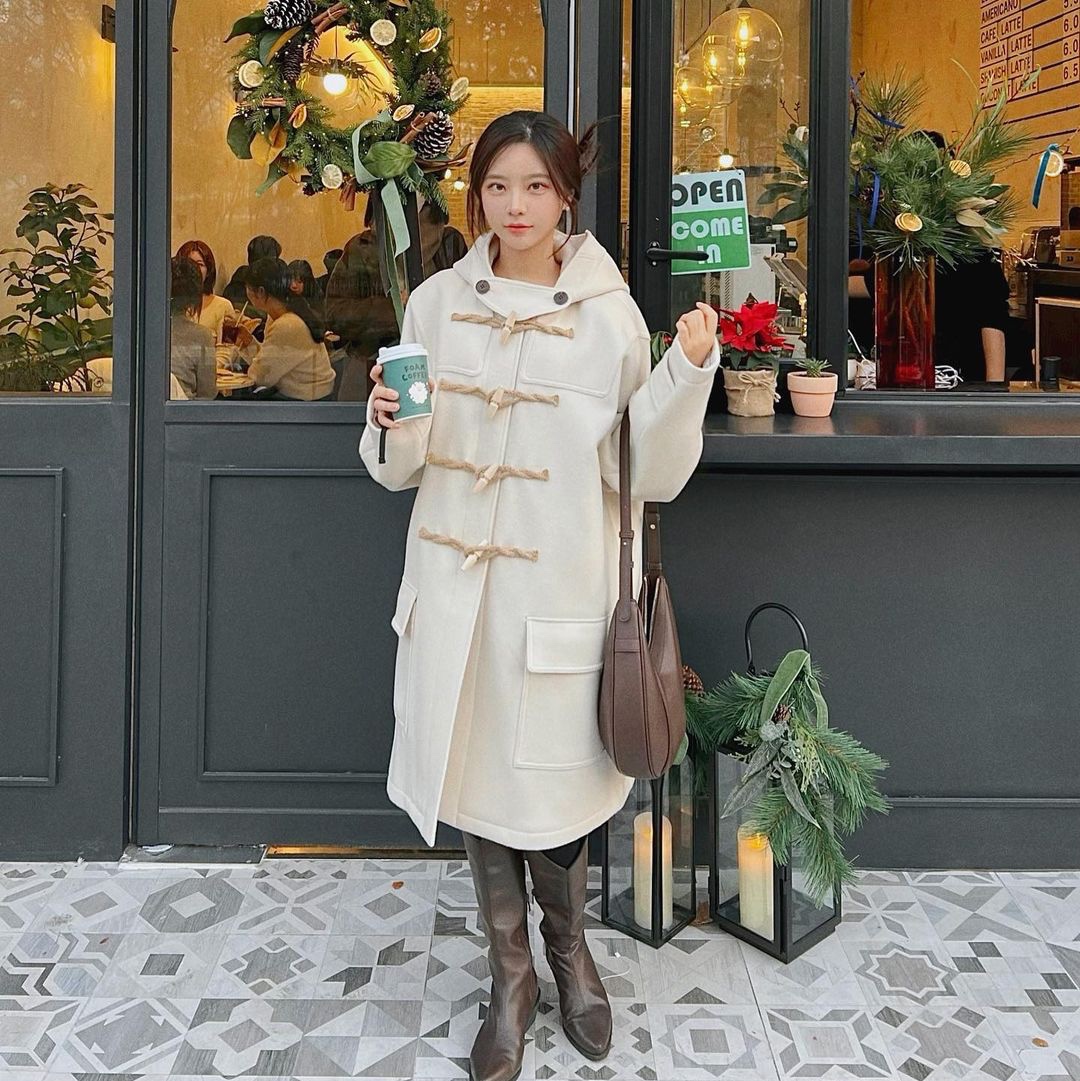 MAINBOOTH Oversized Duffle Coat Ivory 착용 스타일 - 3
