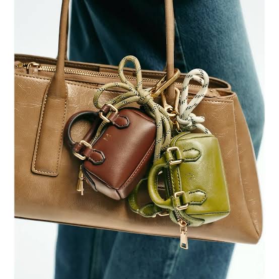 Zara Mini City Charm Bag Dark Sand 착용 스타일 - 2