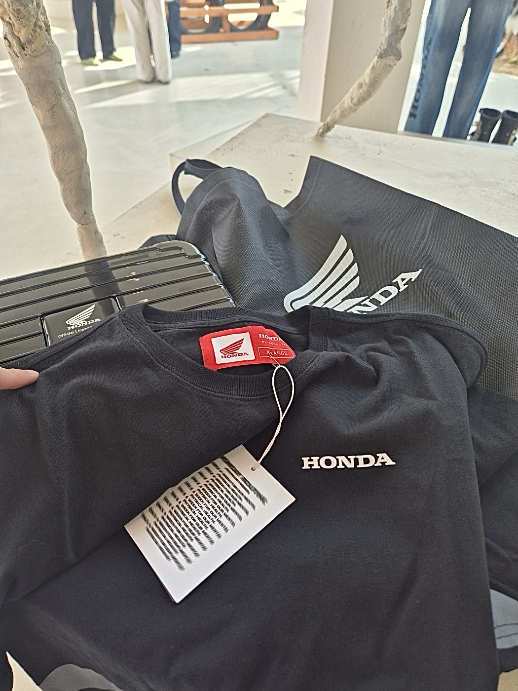 Honda Big Wing Logo T-shirt Black, Honda Engineered Leather Piping Motorcycle Jacket Beige 착용 스타일 - 2
