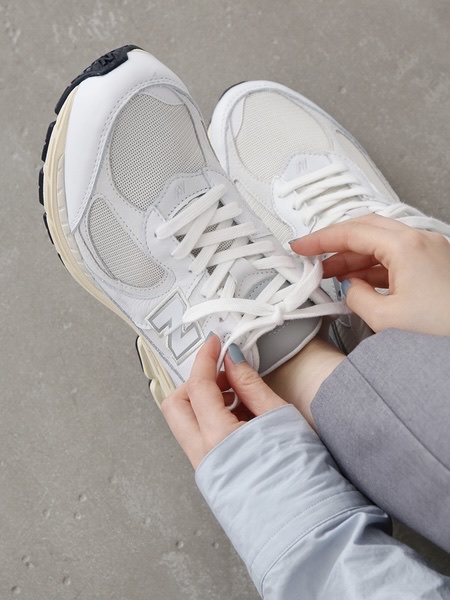 New Balance 2002R White Gold Metallic 착용 스타일