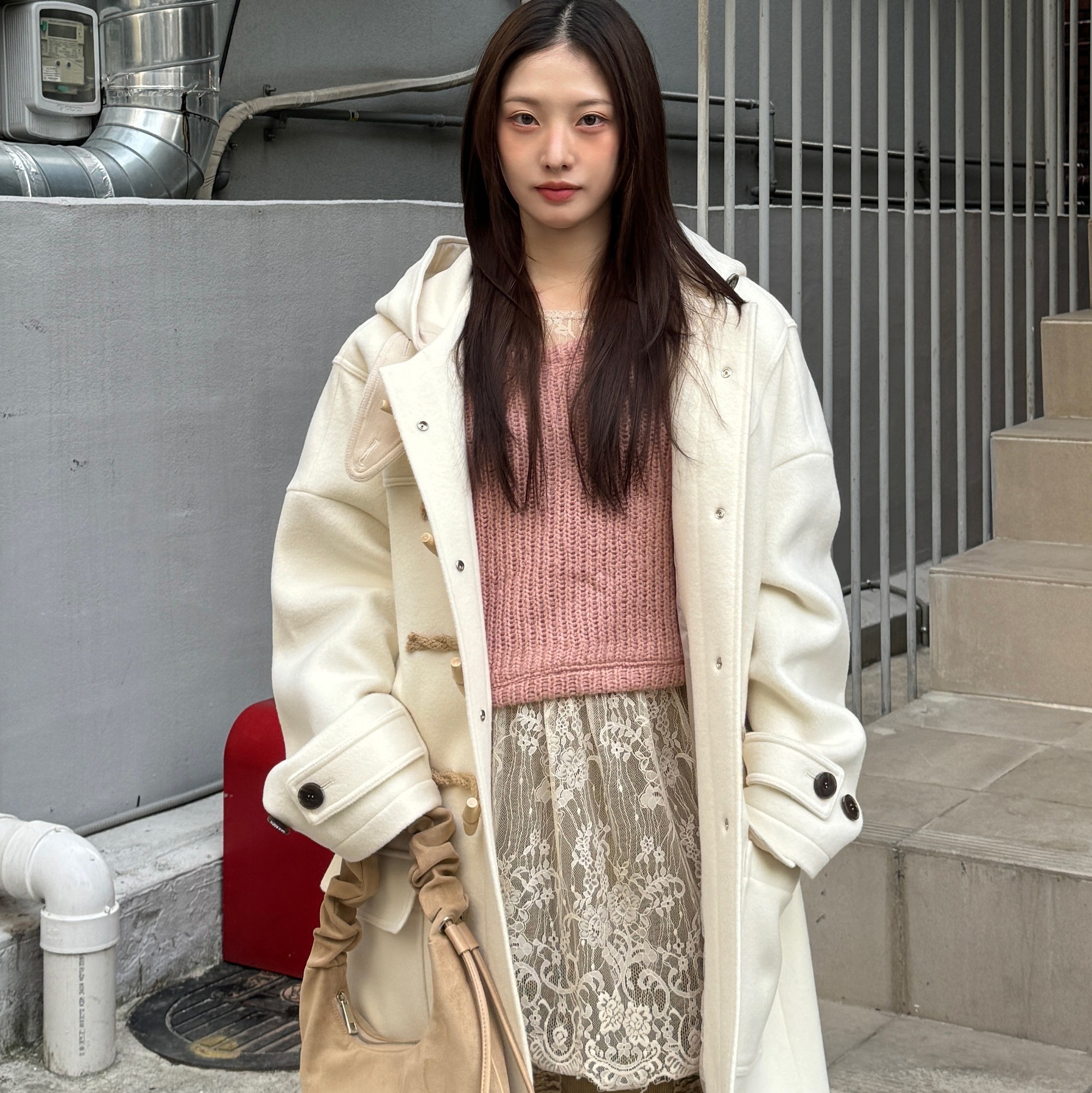MAINBOOTH Oversized Duffle Coat Ivory 착용 스타일 - 4