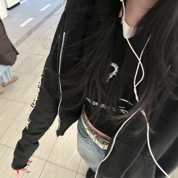 Chrome Vertical Logo Fleece Zip-Up Hoodie Black 착용 스타일