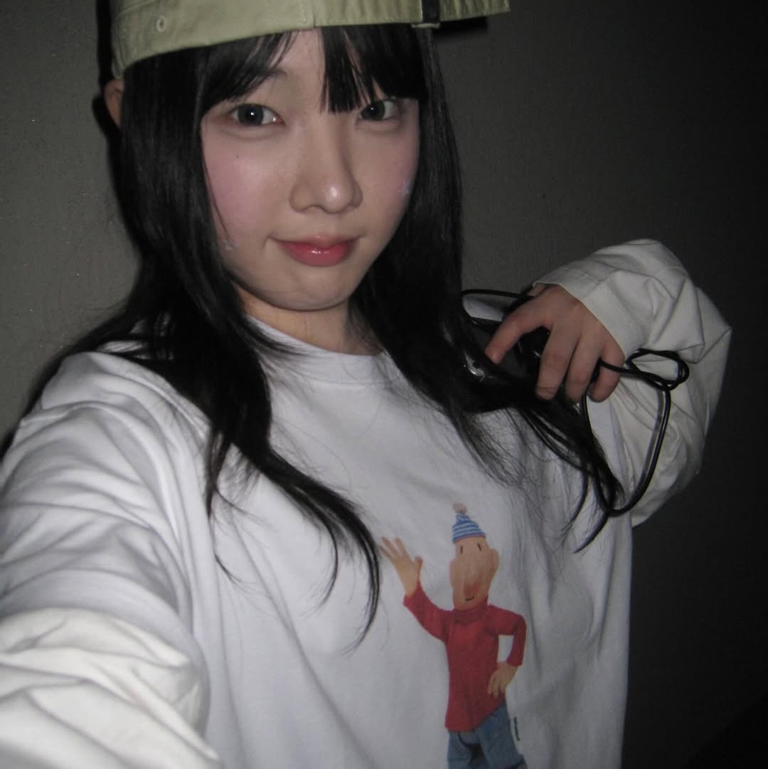 MAINBOOTH [Pat&Mat] Mat T-shirt White 착용 스타일 - 2
