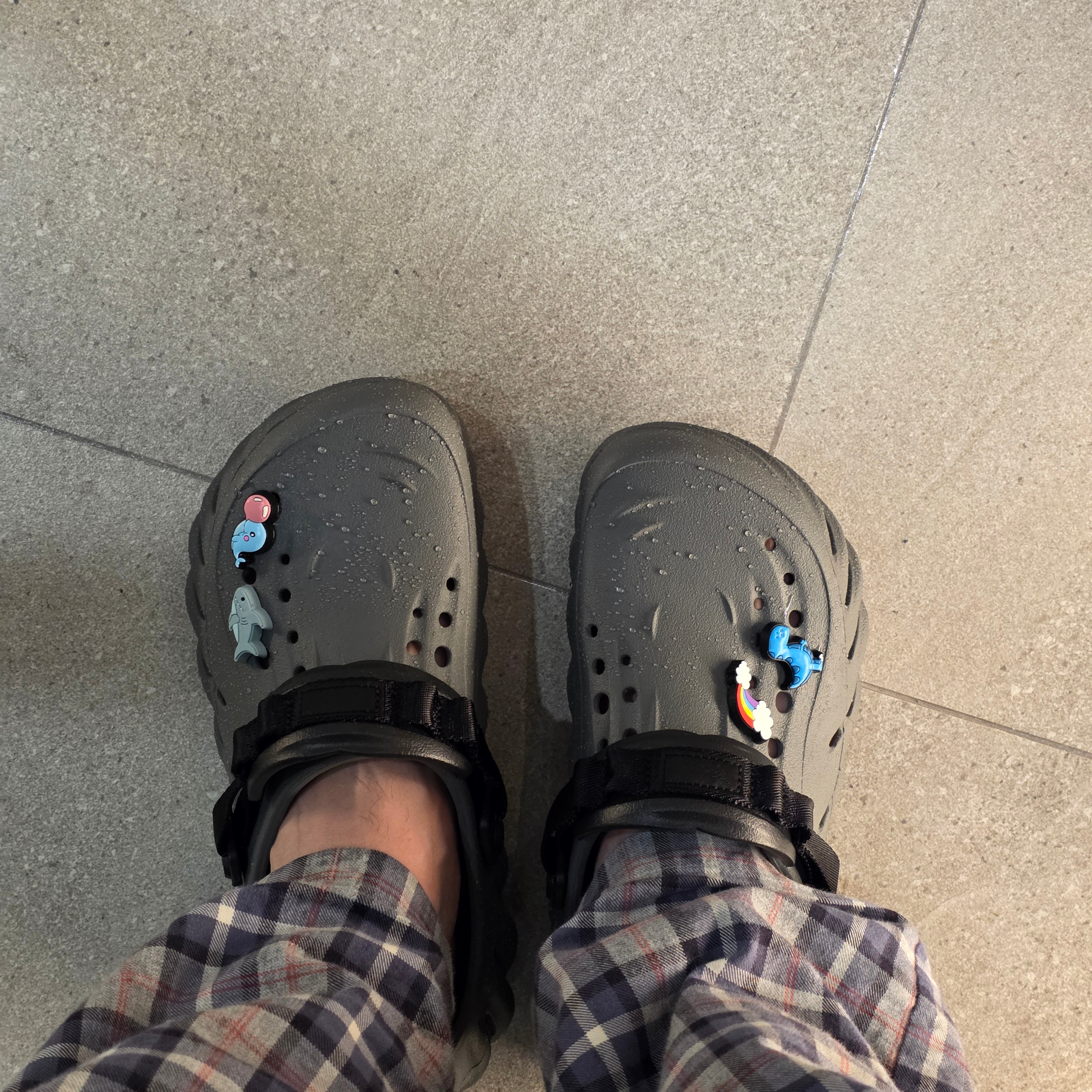 Crocs Echo Clog Slate Grey 착용 스타일