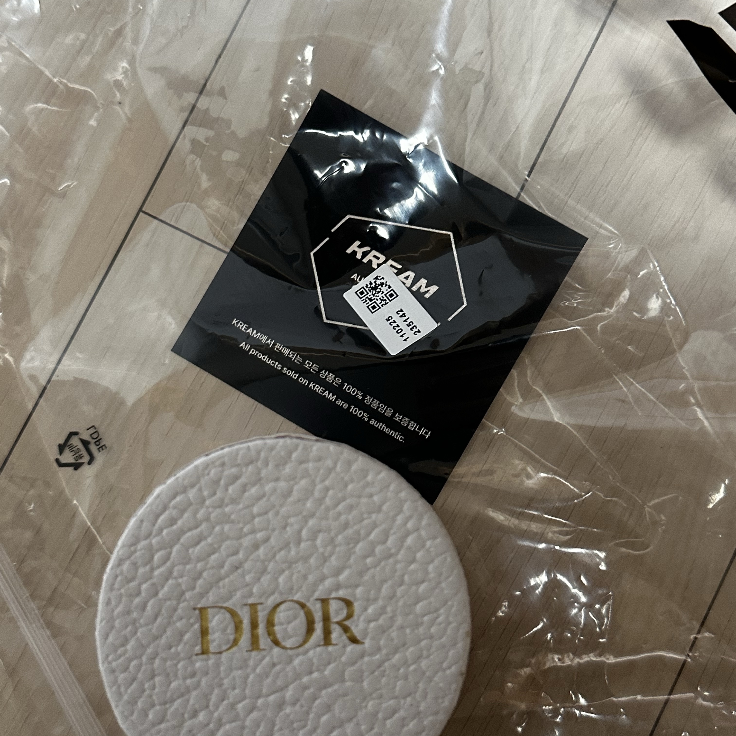 (W) Dior Toile de Jouy Sauvage Mitzah Scarf Silk Twill Ivory Navy Blue 착용 스타일
