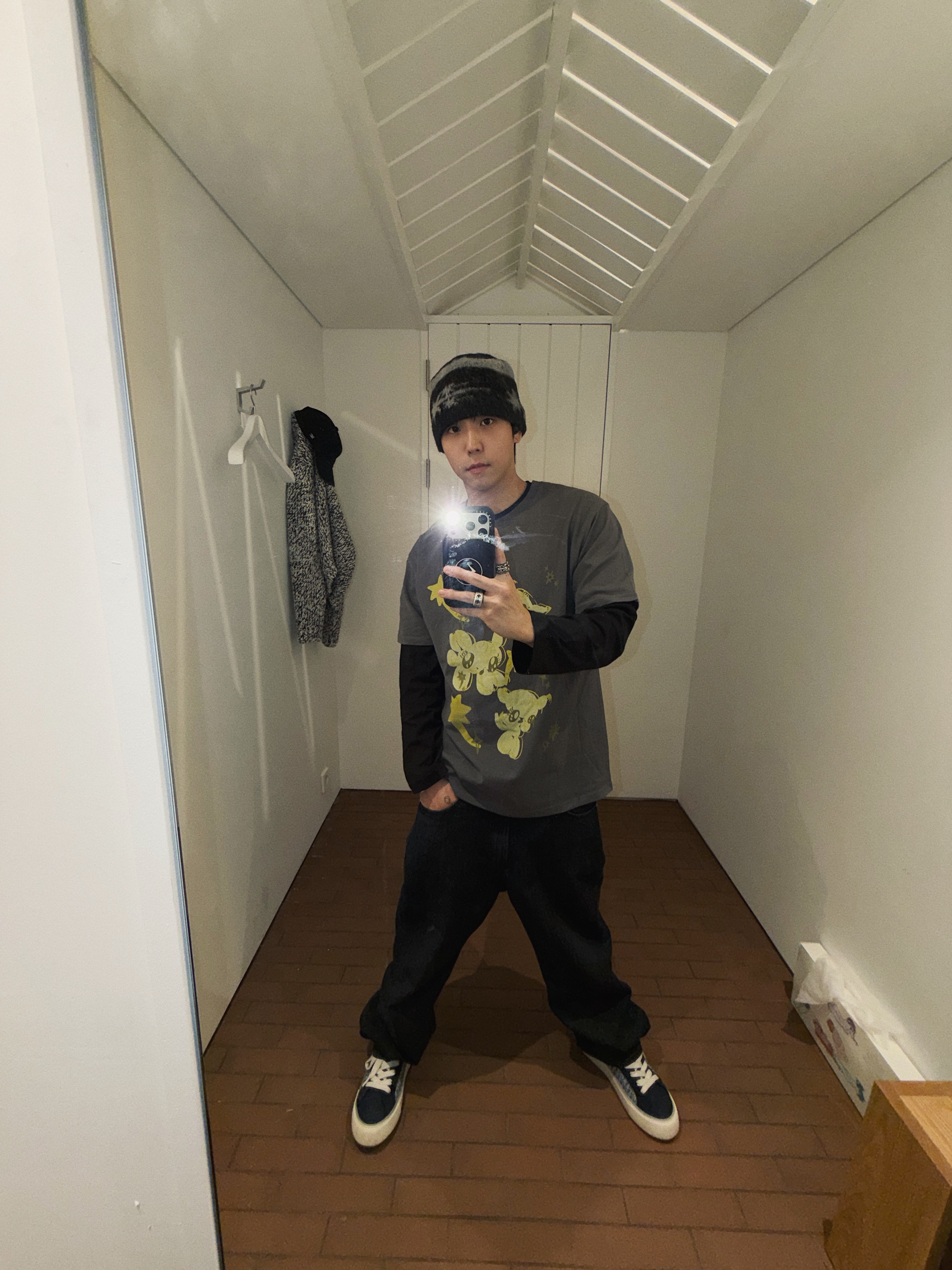 Casetify x Fragment x God Selection XXX iPhone OG Logo Magsafe Impact Case Matte Black, STU Heather Round Neck Cardigan 착용 스타일 - 2