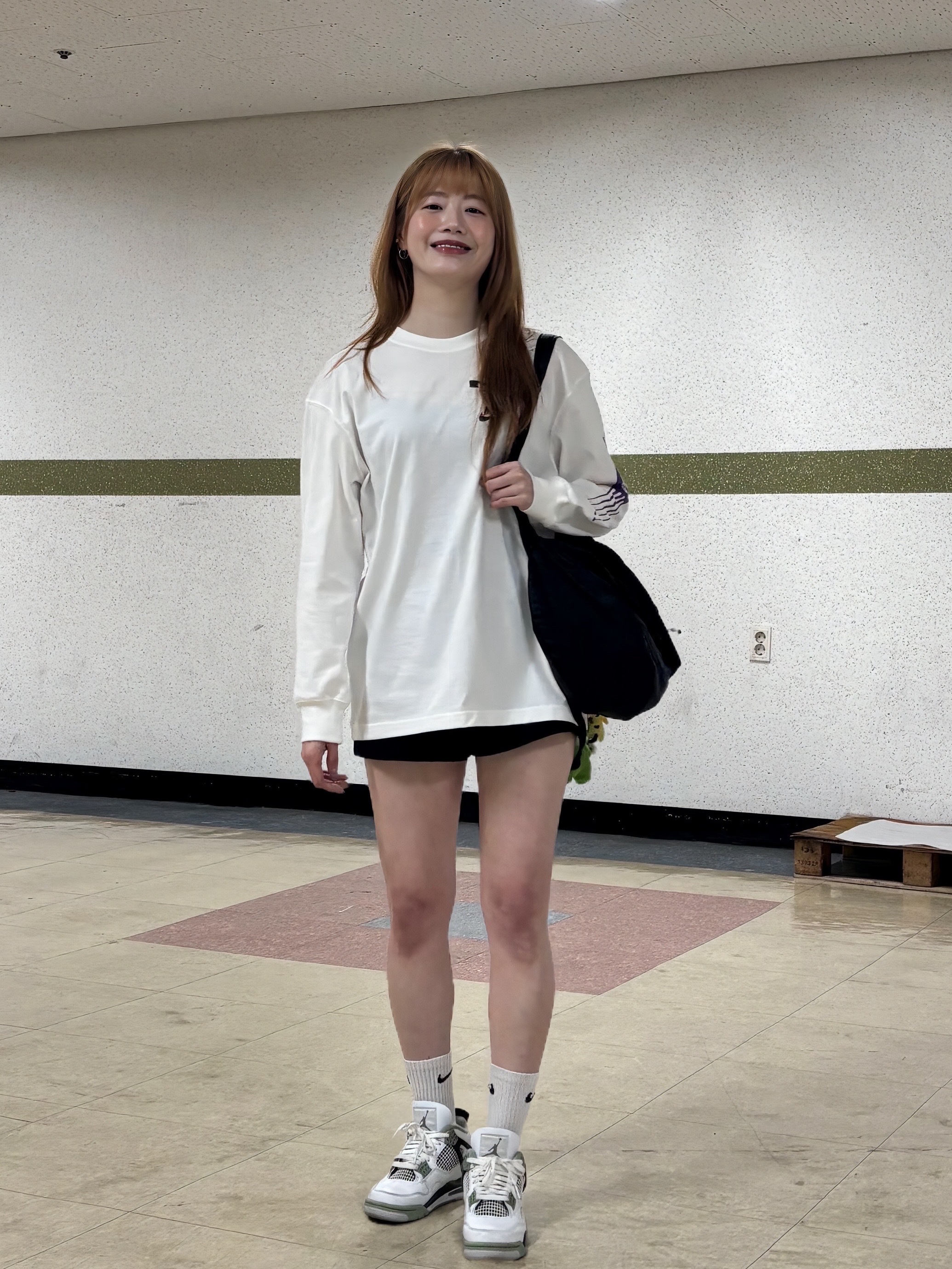 (W) Jordan 4 Retro Oil Green, Nike Tech Windrunner Woven Full-Zip Jacket Black - Asia 착용 스타일 - 1