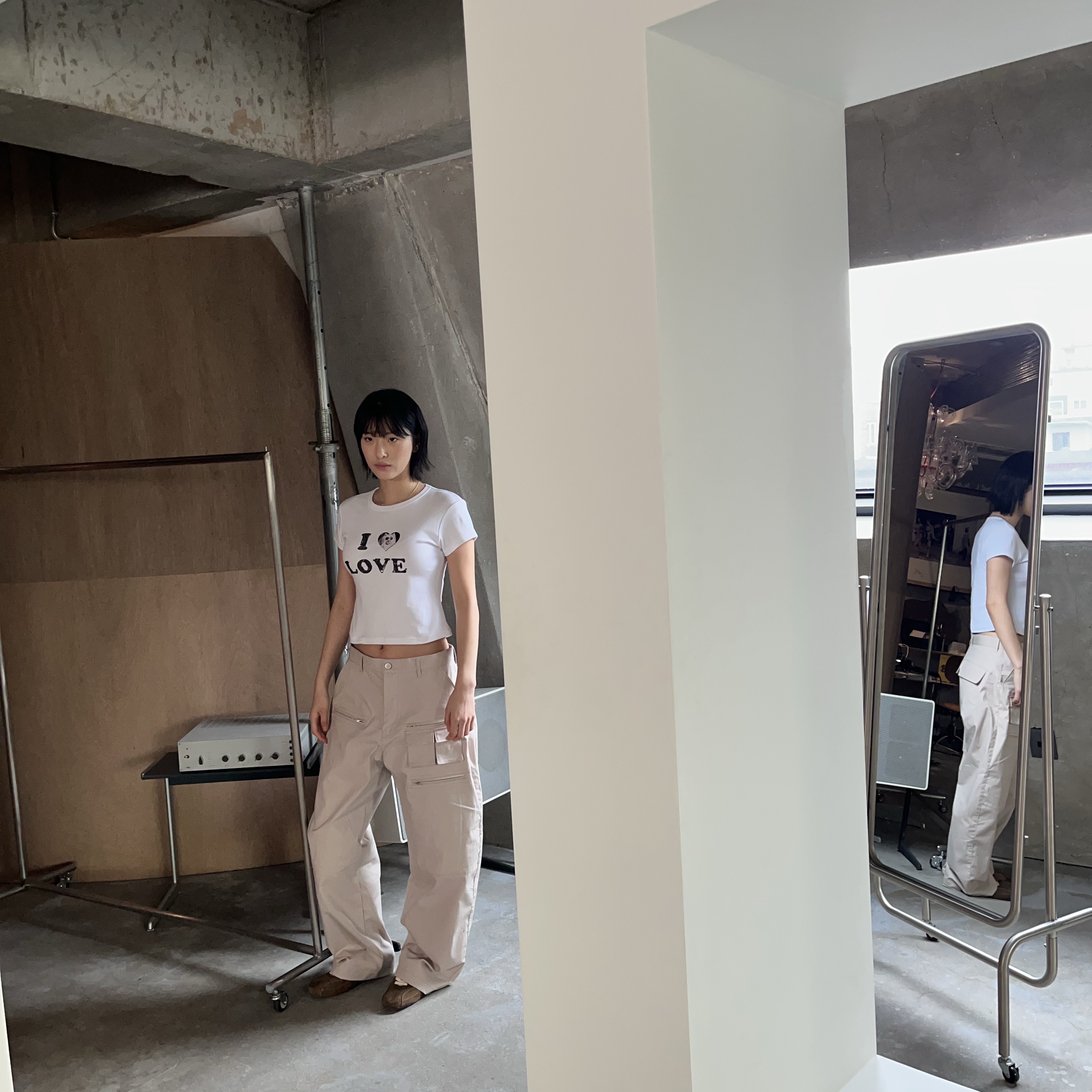 Blue Sunflower Over Pocket Cargo Pants Beige 착용 스타일 - 2
