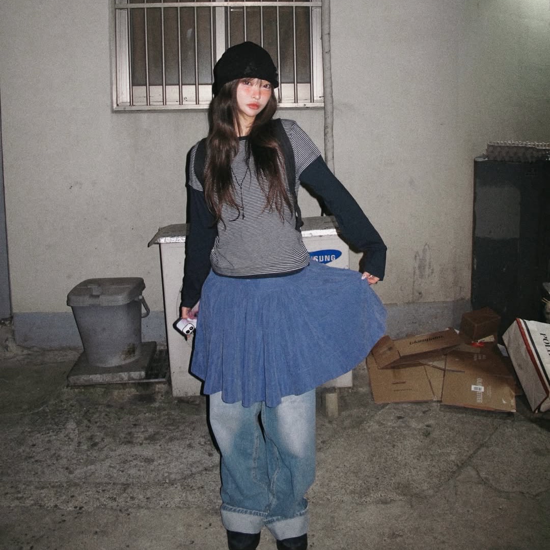 MAINBOOTH Layered Border T-shirt NAVY, MAINBOOTH Button Turban Beanie BLACK 착용 스타일 - 3