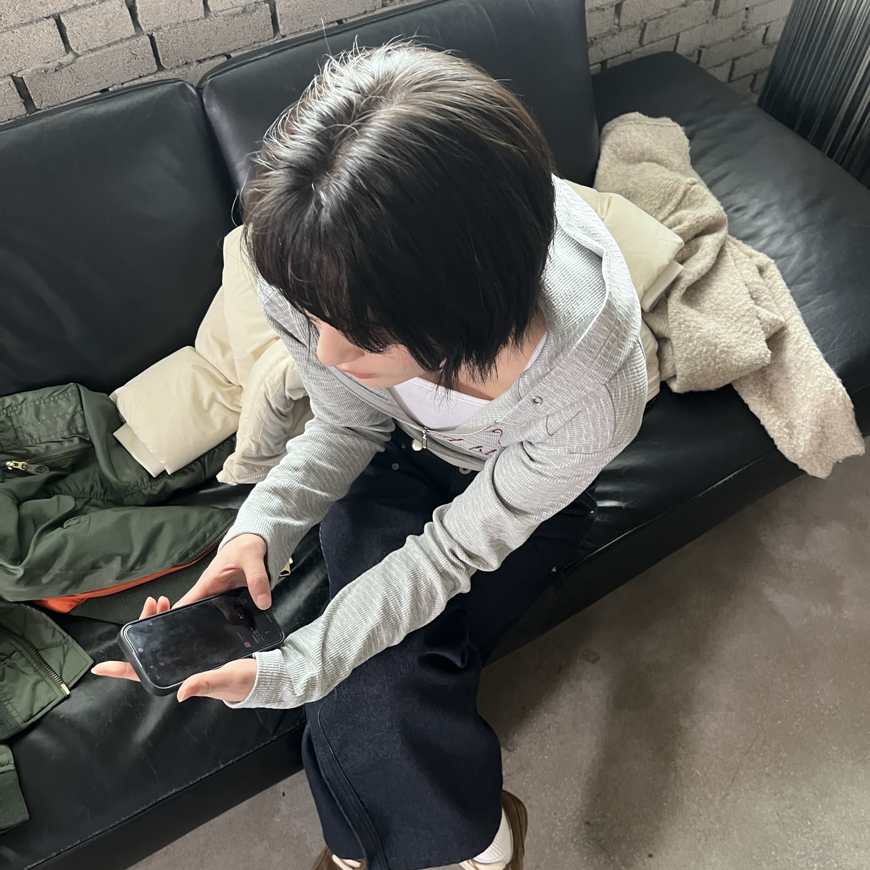 Blue Sunflower Crop Hood Half-Zip Melange Grey, Blue Sunflower Curved Denim Carpenter Pants 착용 스타일 - 3