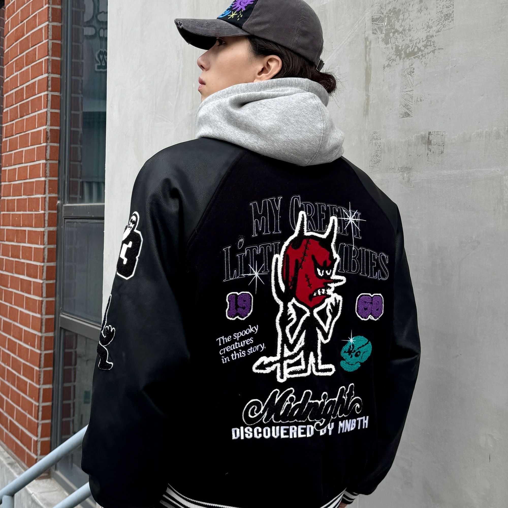 MAINBOOTH Creepy Devil Varsity Jacket Black, MAINBOOTH Creepy Sun Ball Cap Black 착용 스타일 - 2