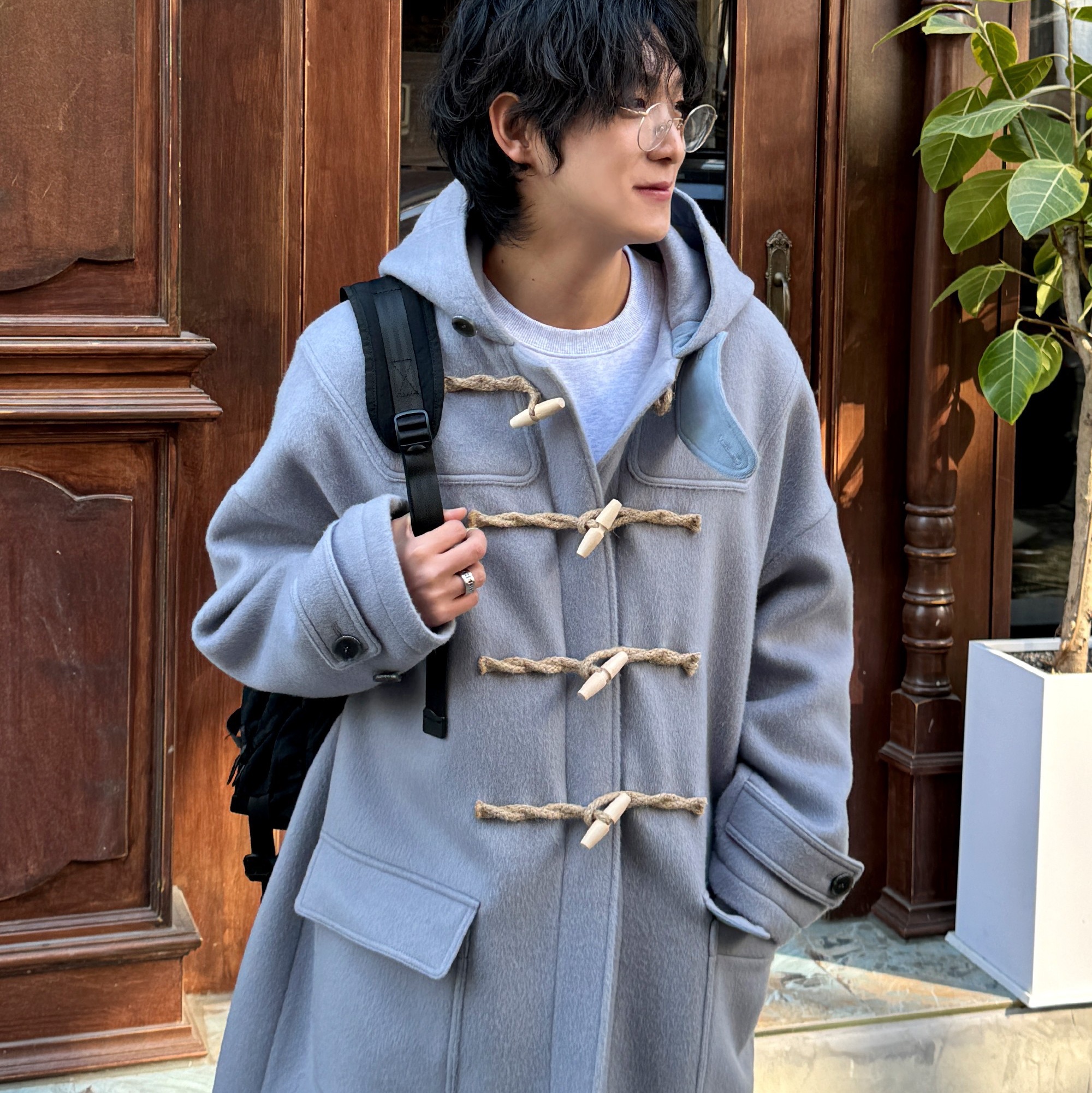 MAINBOOTH Oversized Duffle Coat Ash Blue 착용 스타일 - 3