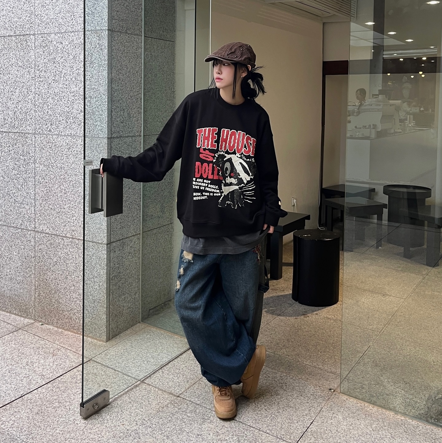MAINBOOTH Doll House Sweatshirt Black, MAINBOOTH LAB.017 Balloon Denim Pants Indigo 착용 스타일 - 2
