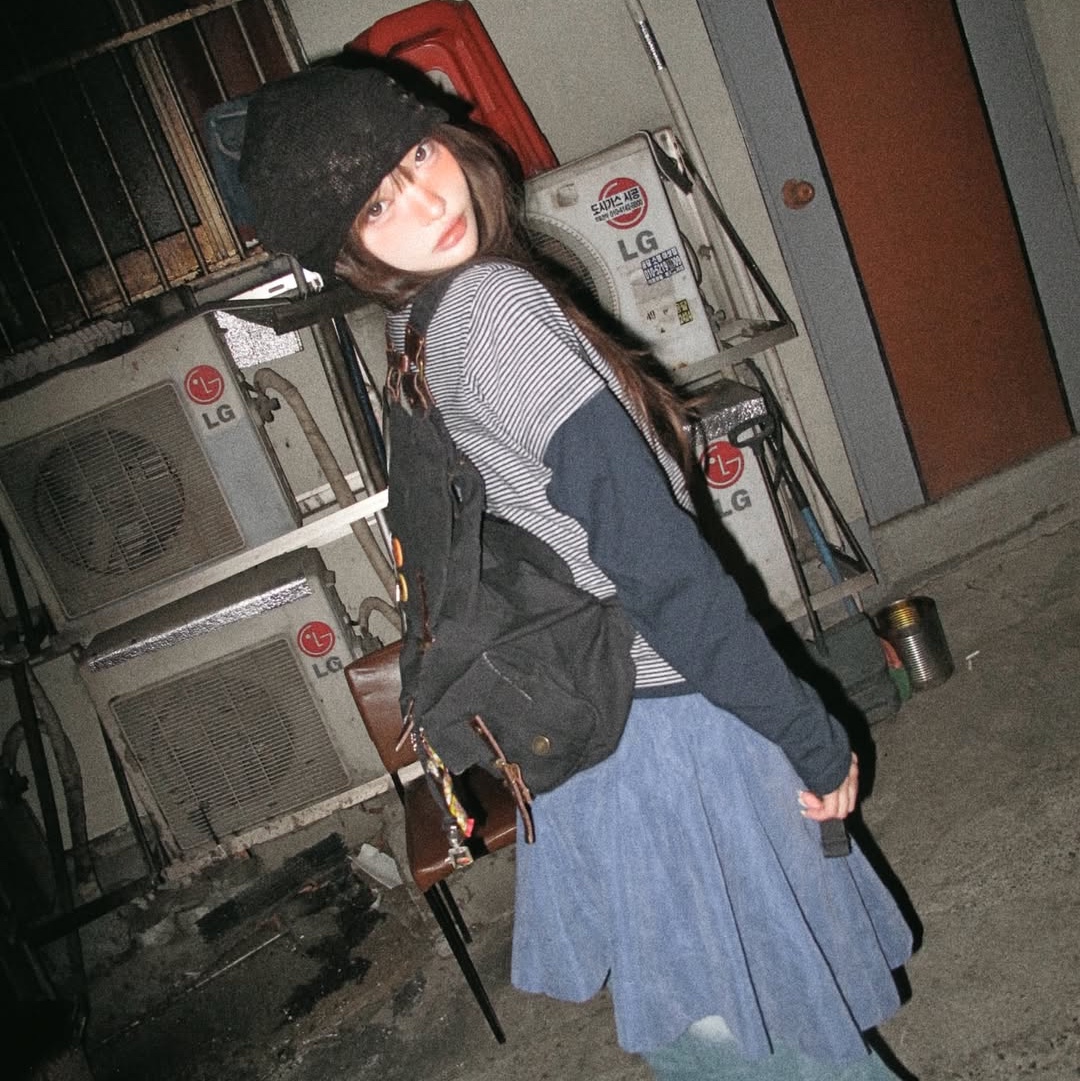 MAINBOOTH Layered Border T-shirt NAVY, MAINBOOTH Button Turban Beanie BLACK 착용 스타일 - 7