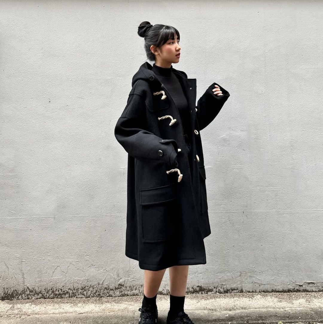 MAINBOOTH Oversized Duffle Coat Black 착용 스타일 - 1